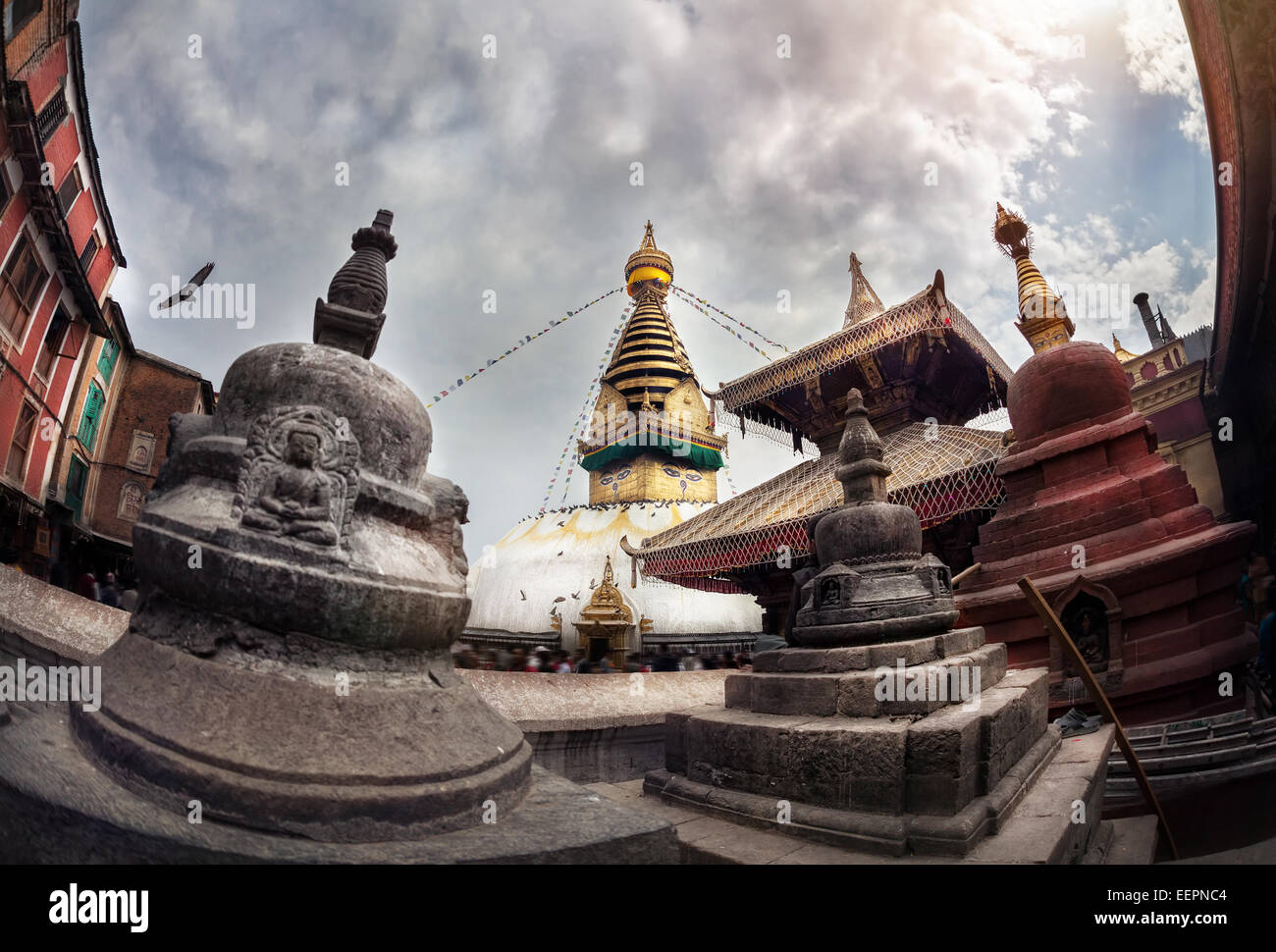Swayambhunath Stupa complejo en un nublado cielo nublado en Katmandú, Nepal Foto de stock