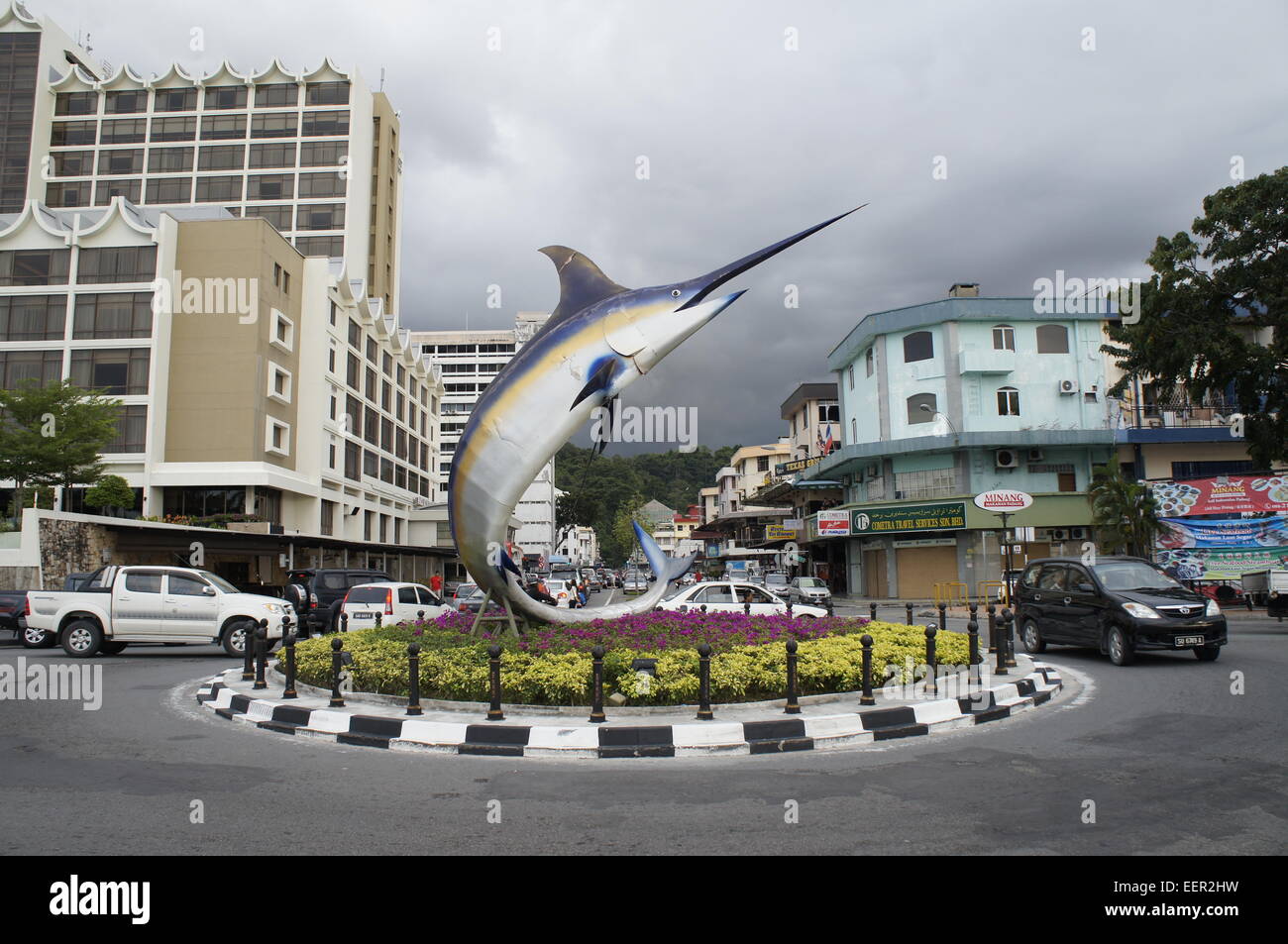 Estatua de pez espada para conmemorar el estado de la ciudad de Kota Kinabalu Foto de stock