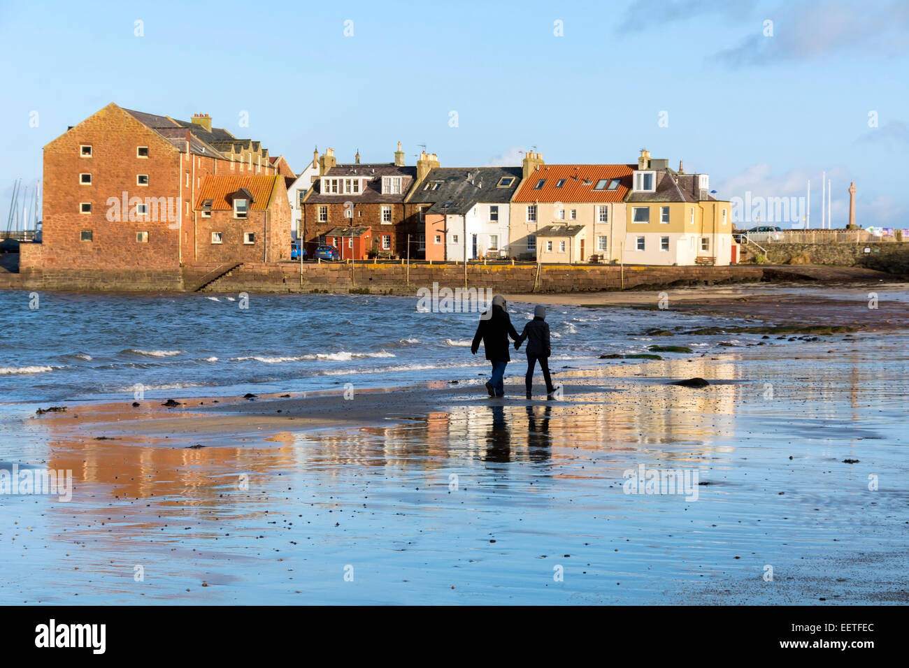 Una pareja caminando de la mano a lo largo de la playa en North Berwick, Escocia. Foto de stock