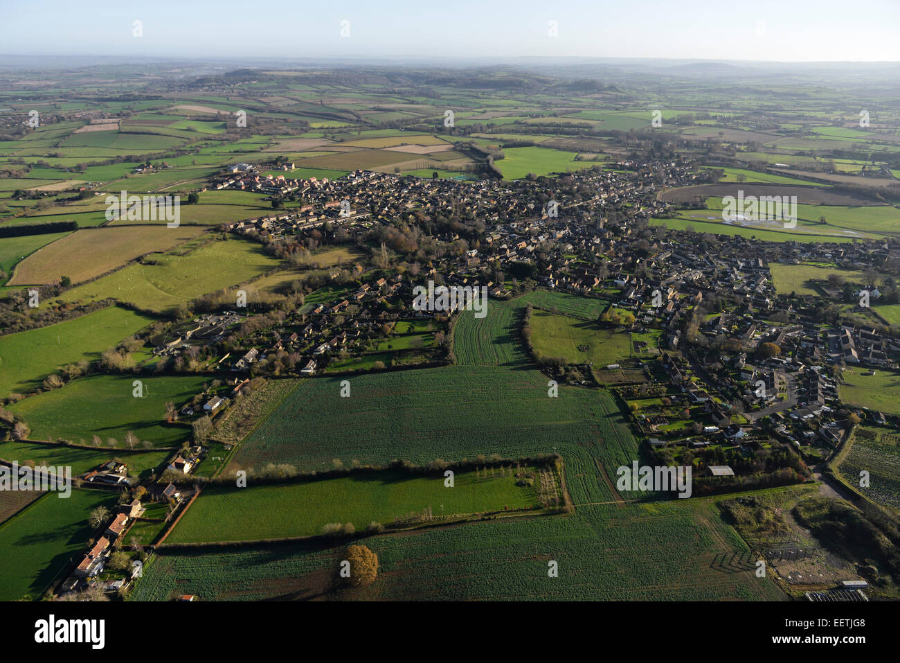 Una vista aérea que muestra la aldea de Somerset South Petherton en contexto con el paisaje rural circundante Foto de stock