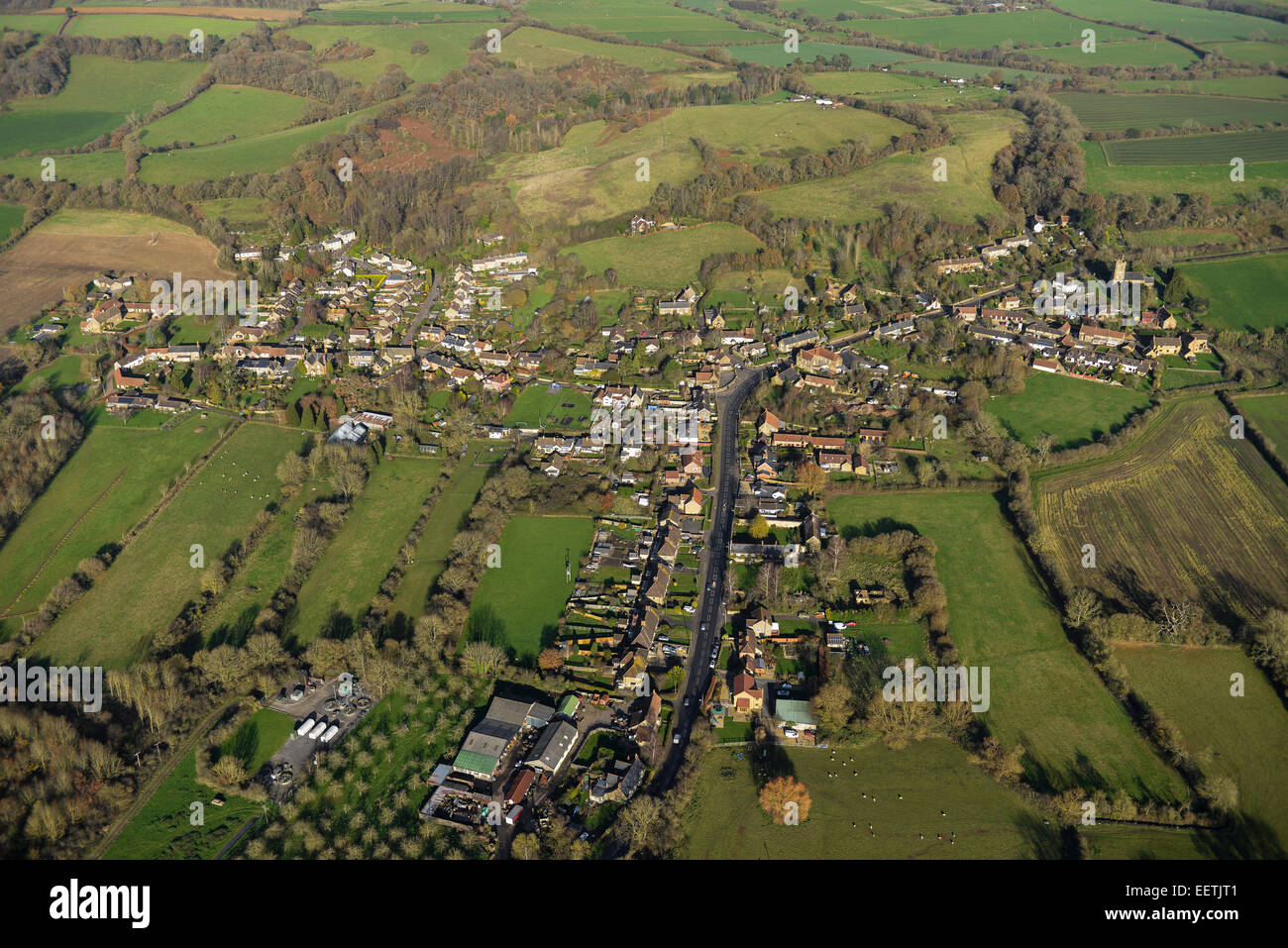 Una vista aérea de la aldea de Somerset East Chinnock en contexto con tierras que rodean Foto de stock