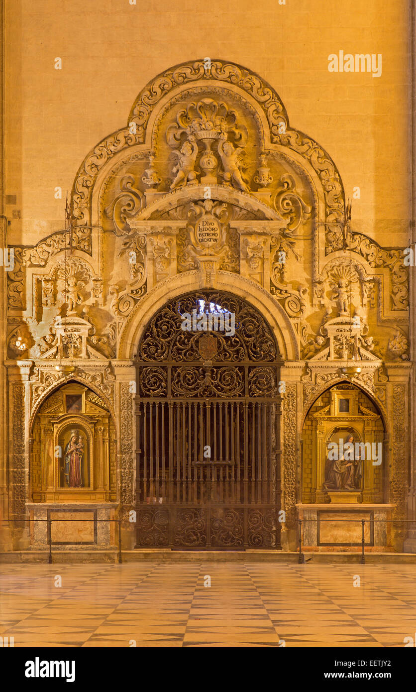 Sevilla, España - 29 de octubre de 2014: en el interior del oeste portal barroco en piedra de la Catedral de Santa María de la Sede. Foto de stock