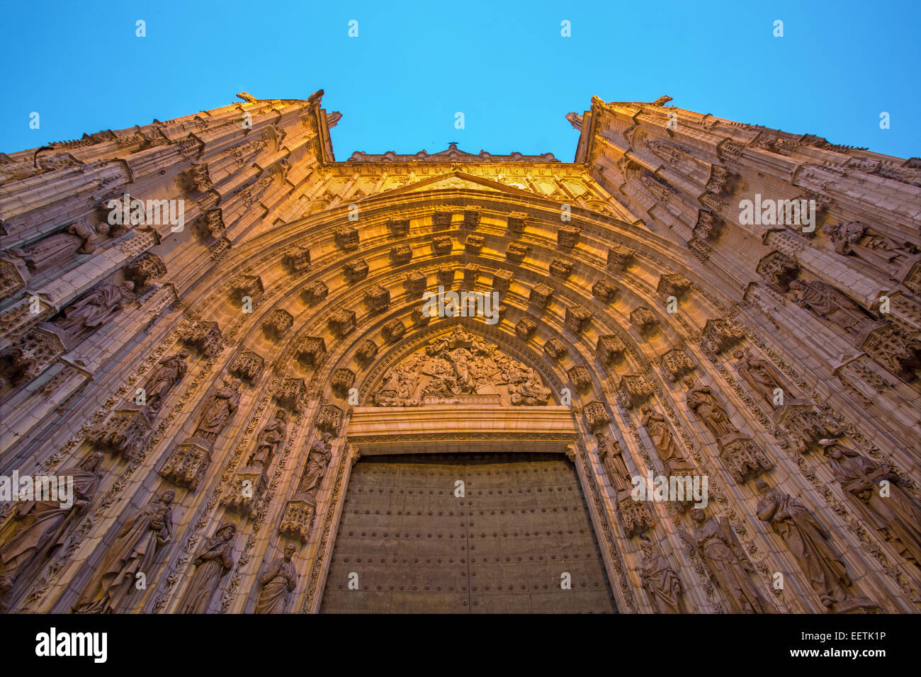 Sevilla, España - 28 de octubre de 2014: el principal portal occidental (Puerta de la Asunción) de la Catedral de Santa María de la Sede Foto de stock