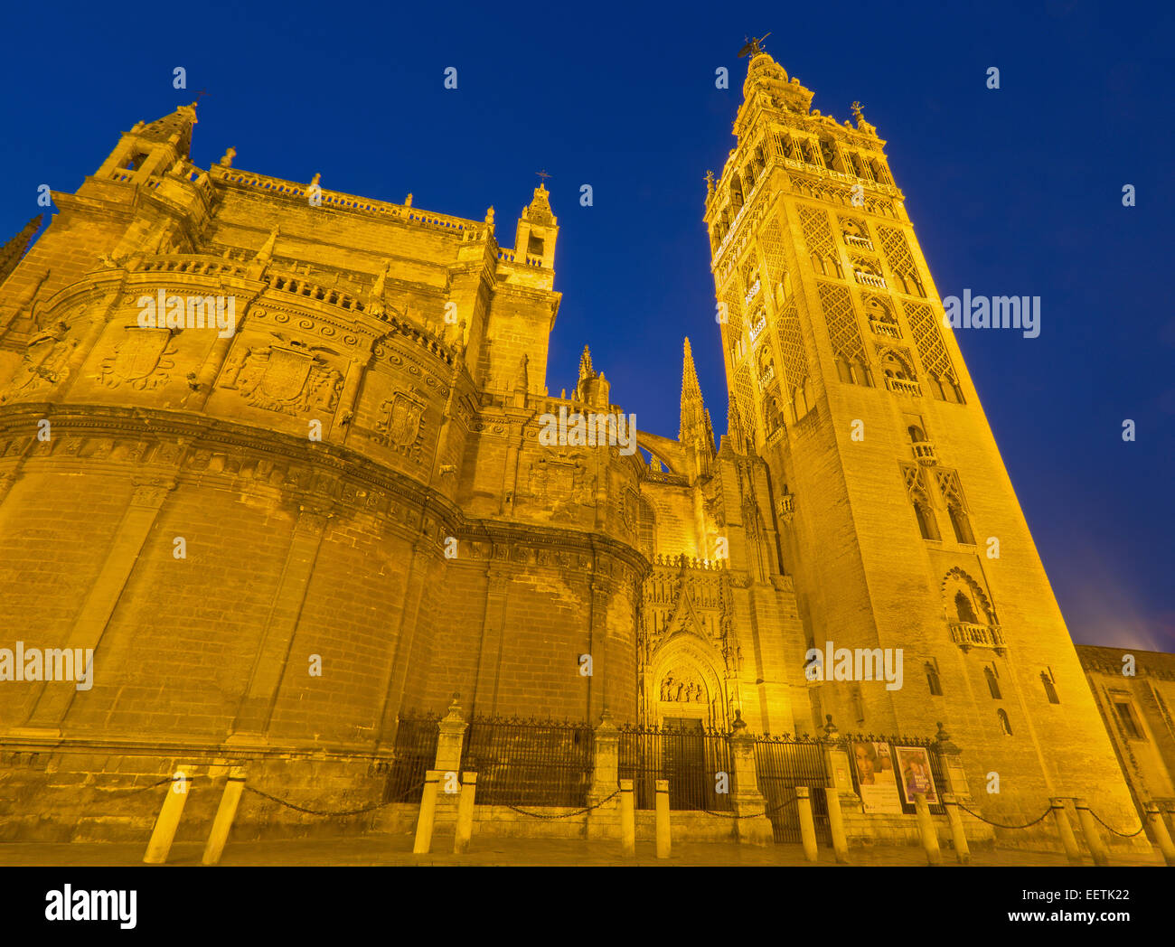 Sevilla, España - 28 de octubre de 2014: la Catedral de Santa María de la Sede con la Giralda en el crepúsculo matutino. Foto de stock
