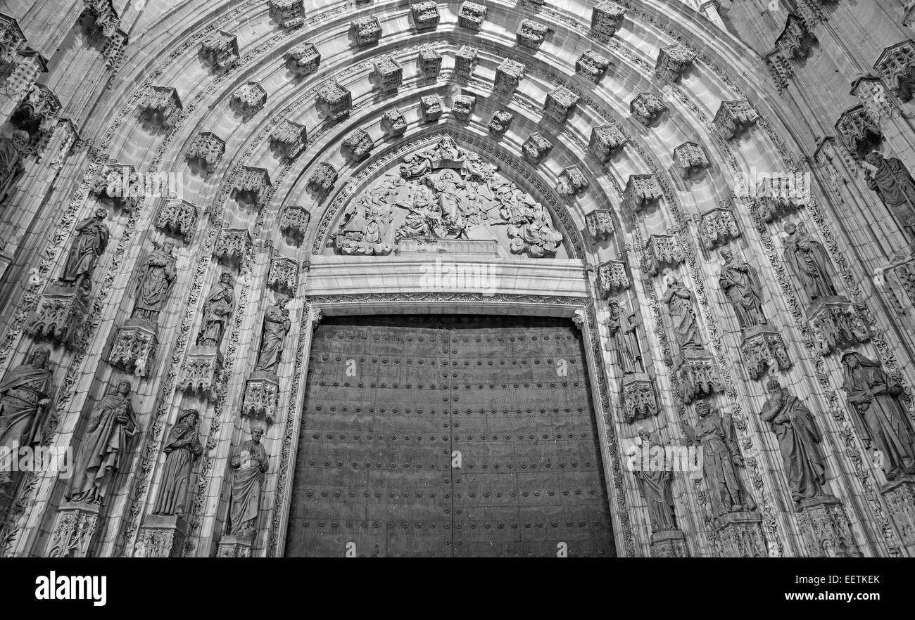 Sevilla - el principal portal occidental (Puerta de la Asunción) de la Catedral de Santa María de la Sede Foto de stock
