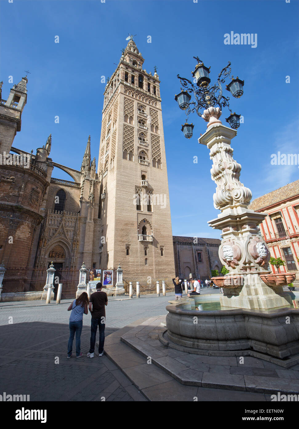 Sevilla, España - 28 de octubre de 2014: la Catedral de Santa María de la Sede de la Giralda desde la Plaza del Triumfo. Foto de stock