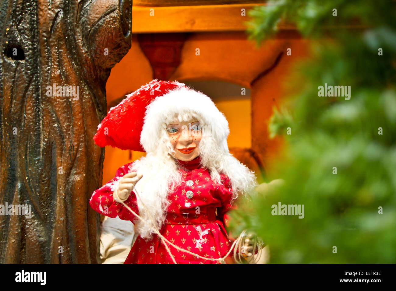 Navidad en el Tivoli en Copenhague en la noche, mercado de navidad con muchos Santa Claus en una tienda Foto de stock