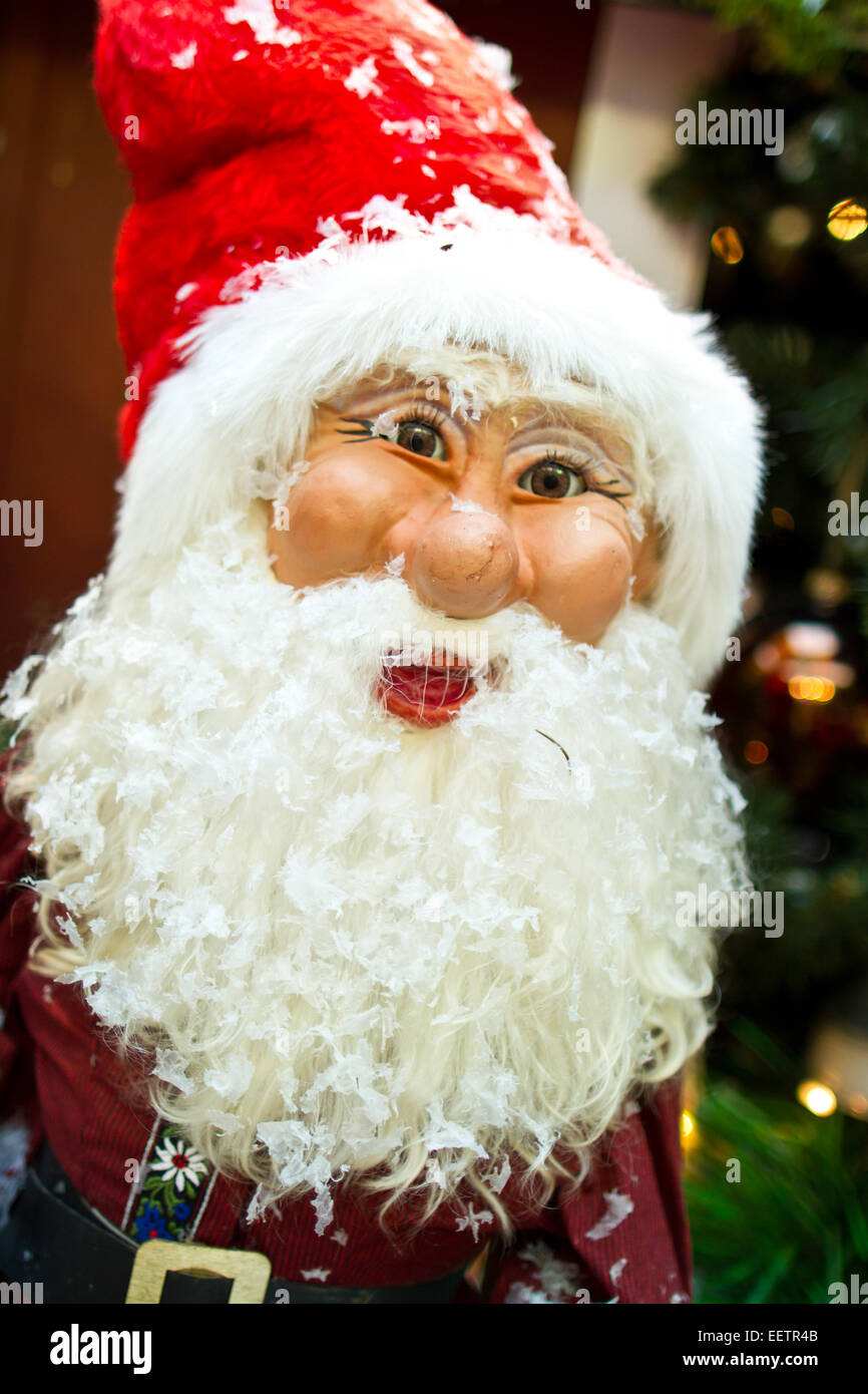 Navidad en el Tivoli en Copenhague en la noche, mercado de navidad con muchos Santa Claus en una tienda Foto de stock