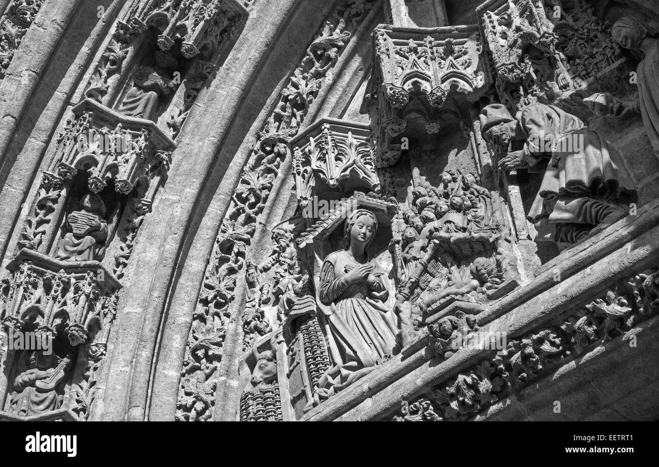 Sevilla - La escena de natividad en la Puerta San Miguel en la Catedral de Santa María de la Sede Foto de stock