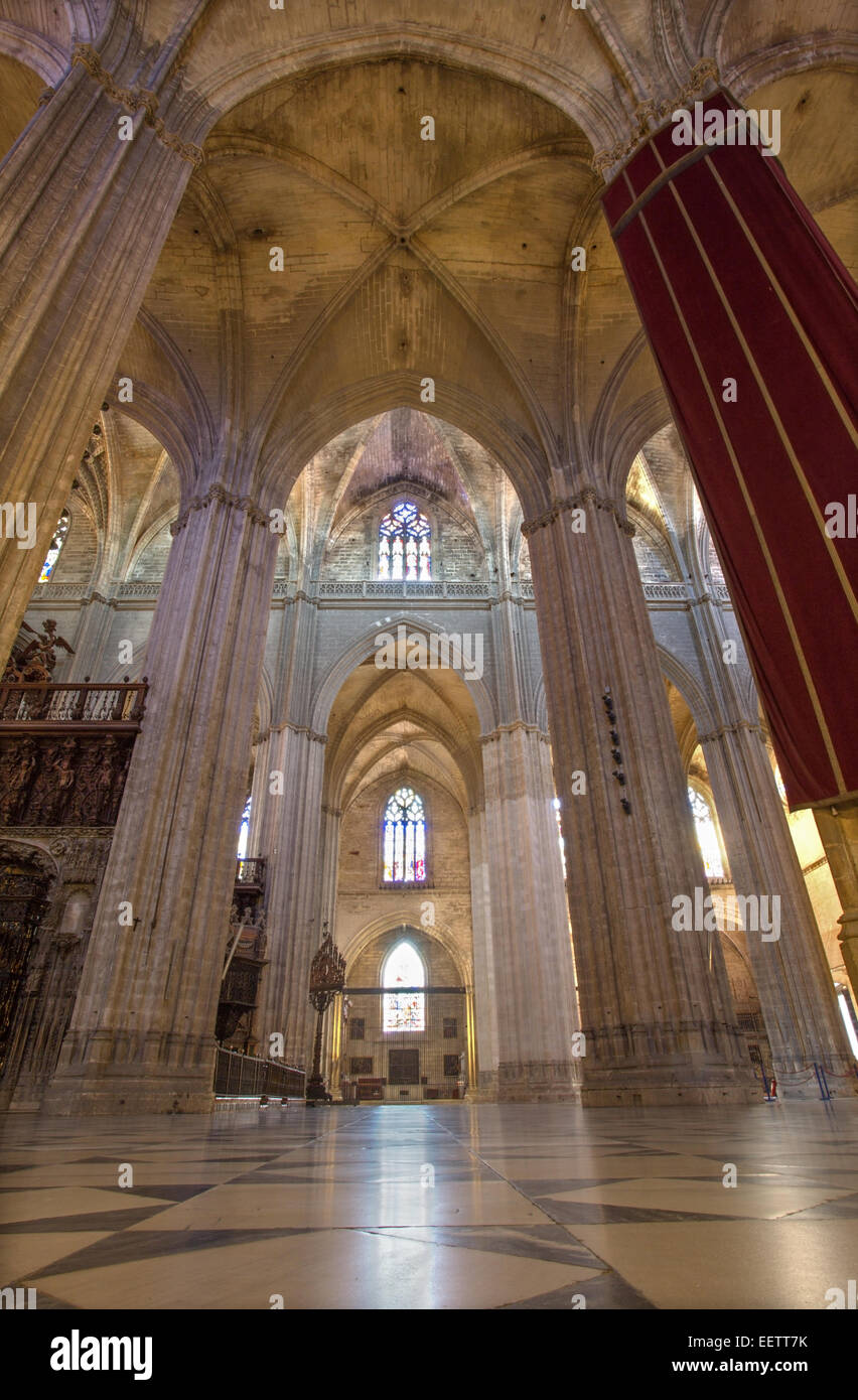 Sevilla, España - 29 de octubre de 2014: Interior de la Catedral de Santa María de la Sede. Foto de stock