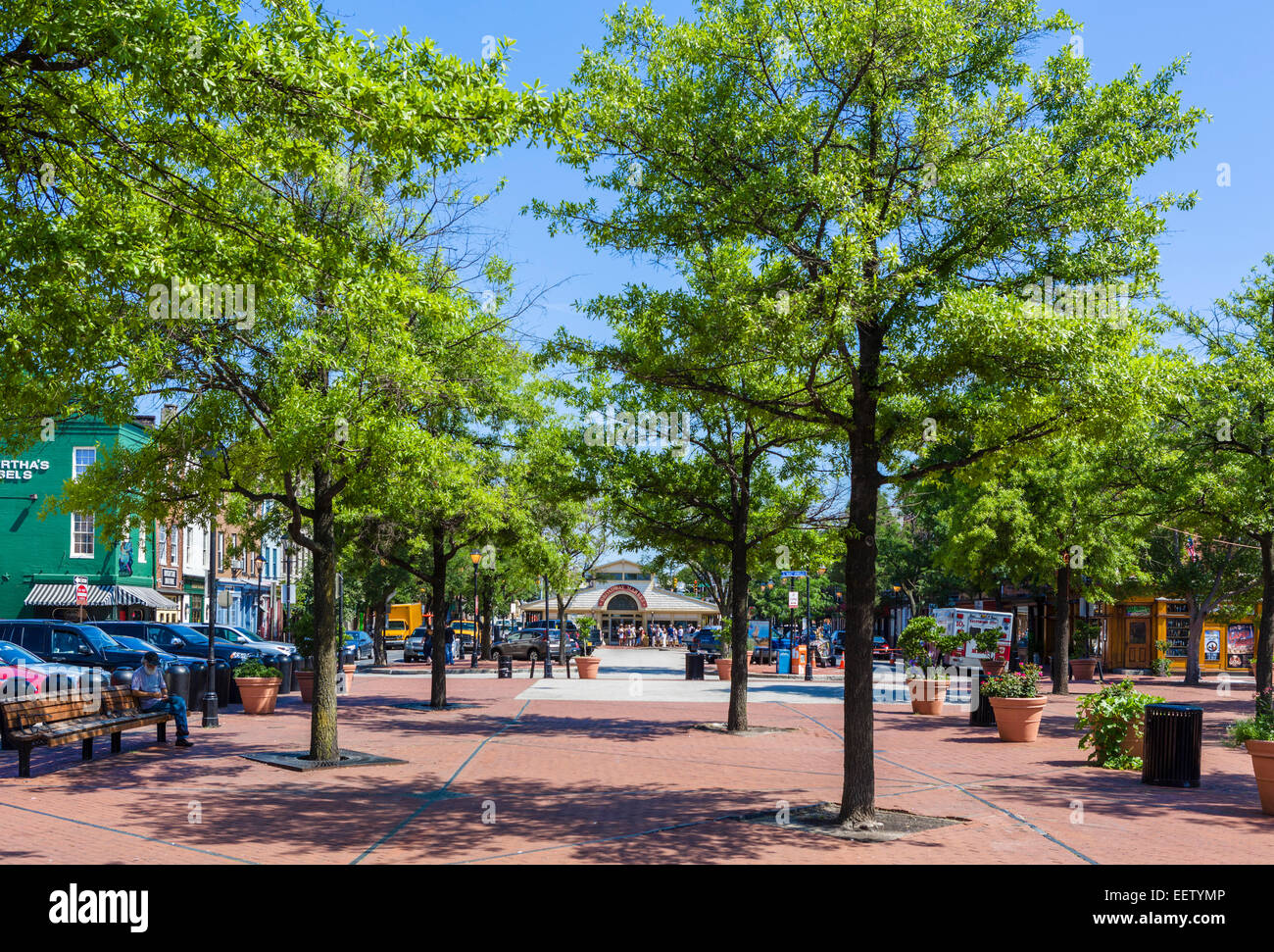 South Broadway en el histórico distrito de Fell's Point mirando hacia Broadway Market, Baltimore, Maryland, EE.UU. Foto de stock