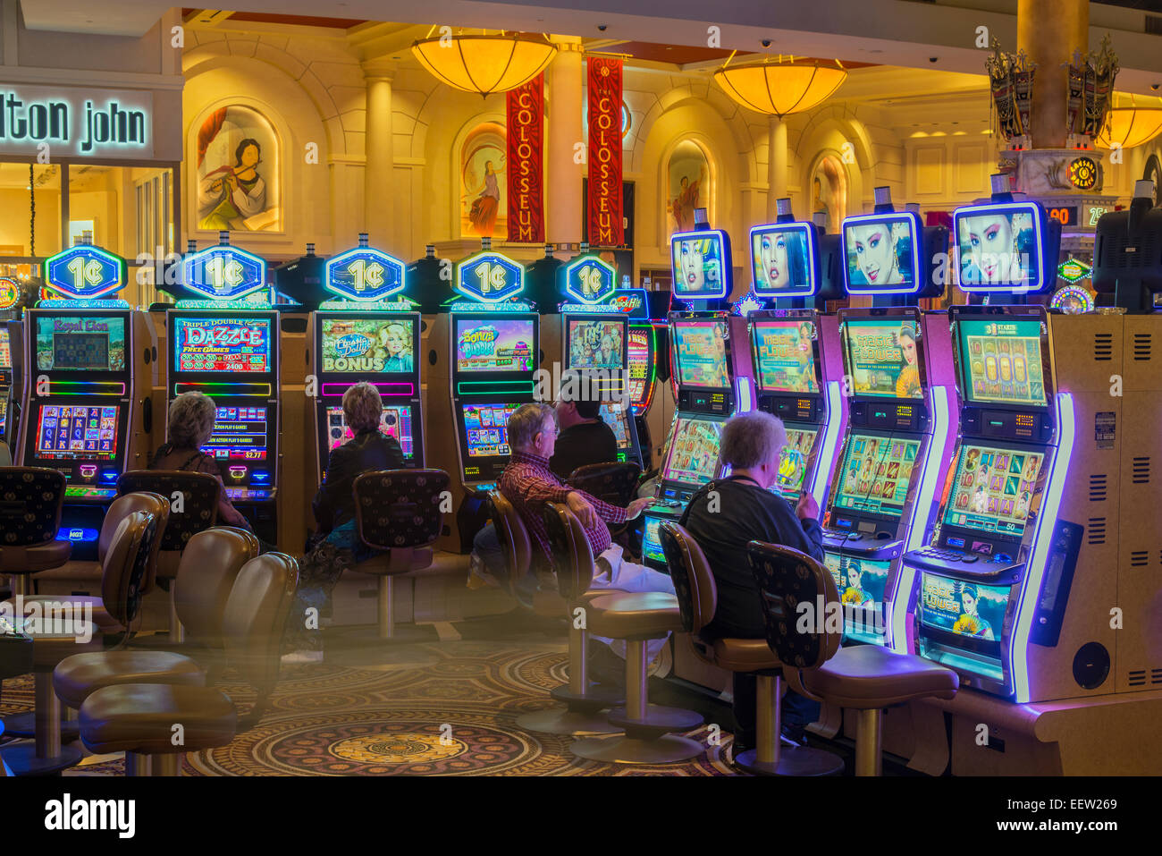 La gente juega en las máquinas tragamonedas, en el Caesars Palace Hotel and Casino, Las Vegas, Nevada, EE.UU. Foto de stock