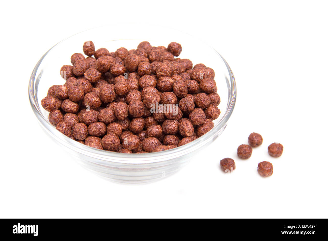 Tazón de cereales con chocolate sobre fondo blanco. Foto de stock