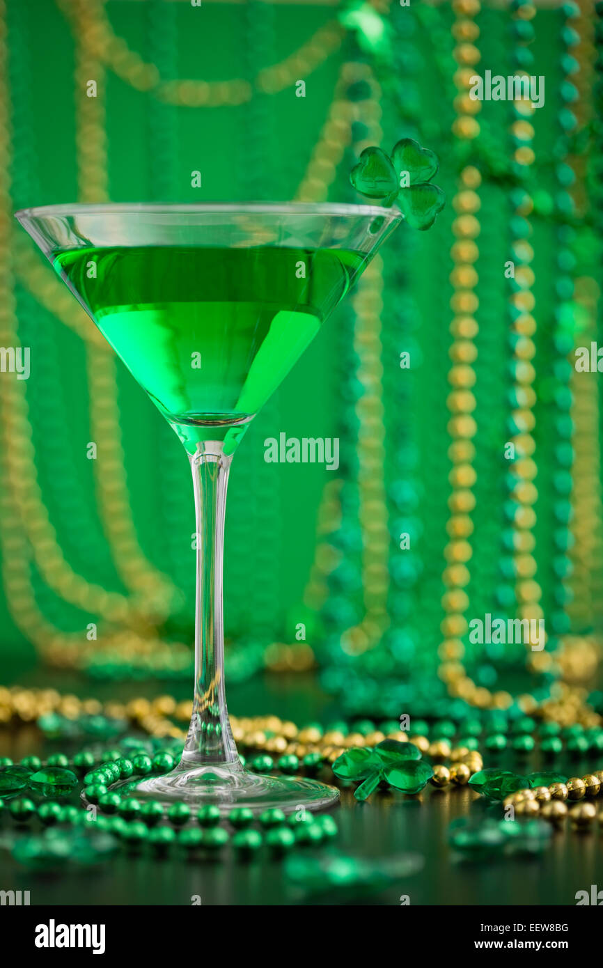 Cóctel verde en copa de martini con st. Patrick's day decoración Foto de stock