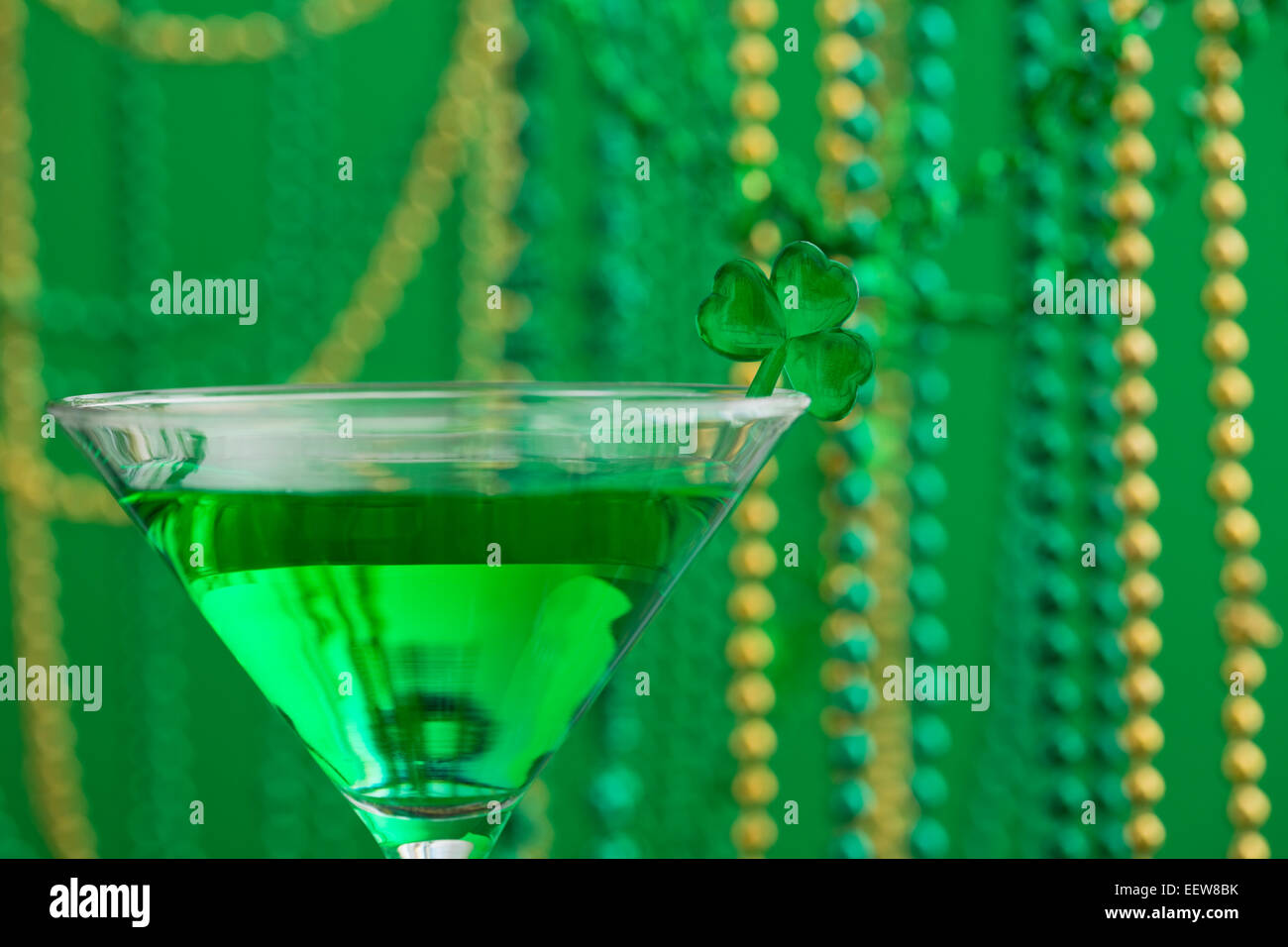 Cóctel verde en copa de martini con st. Patrick's day decoración Foto de stock