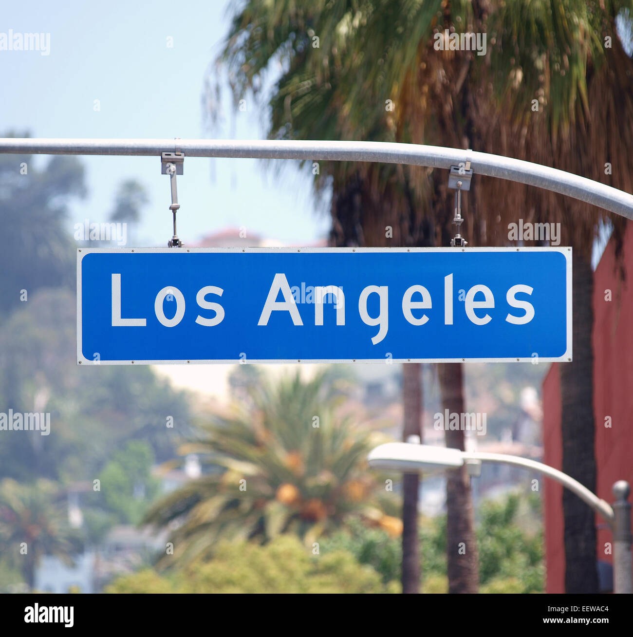 Los Angeles Street firmar con palmeras en el sur de California. Foto de stock