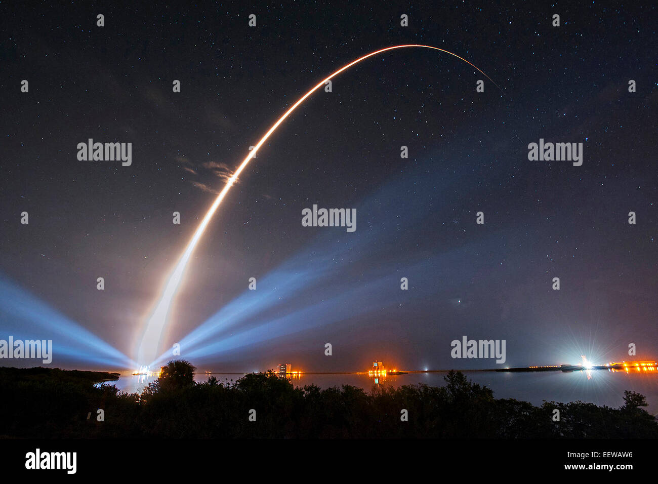 Una alianza de naciones de lanzamiento del cohete Atlas V llevando el tercer satélite del sistema objetivo de usuario móvil para la Marina de los EE.UU. crea un rastro de luz como se levanta el 20 de enero de 2015 en Cabo Cañaveral, Florida. Foto de stock