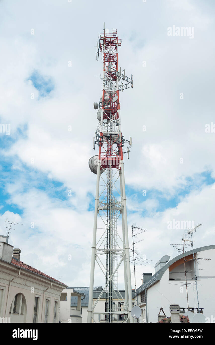 Pilono con antenas y repetidores de señal de radio Fotografía de stock -  Alamy