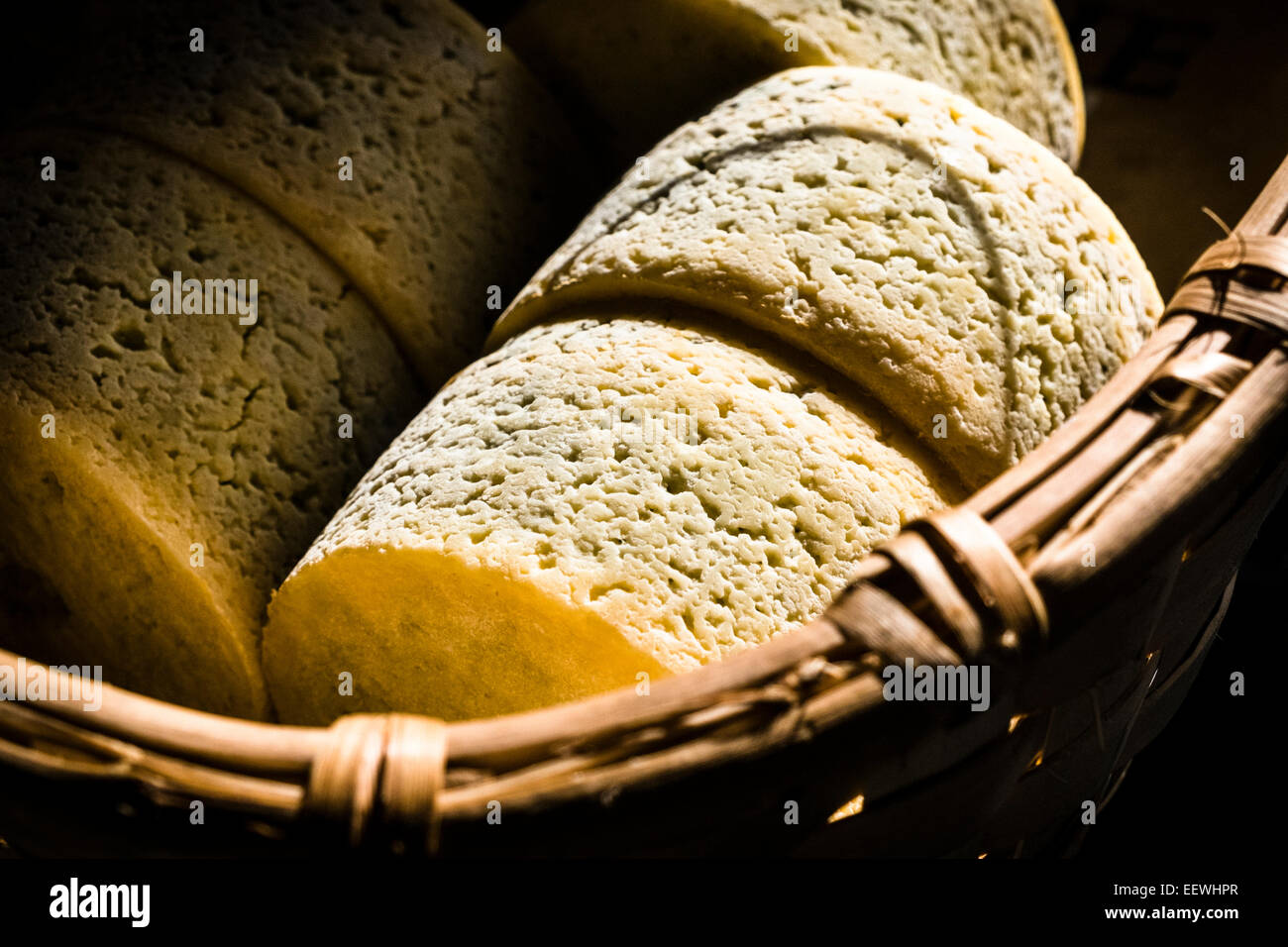 Quesería 'Rogelio López Campo, fabricante de queso de Cabrales, Sotres, Asturias, España Foto de stock