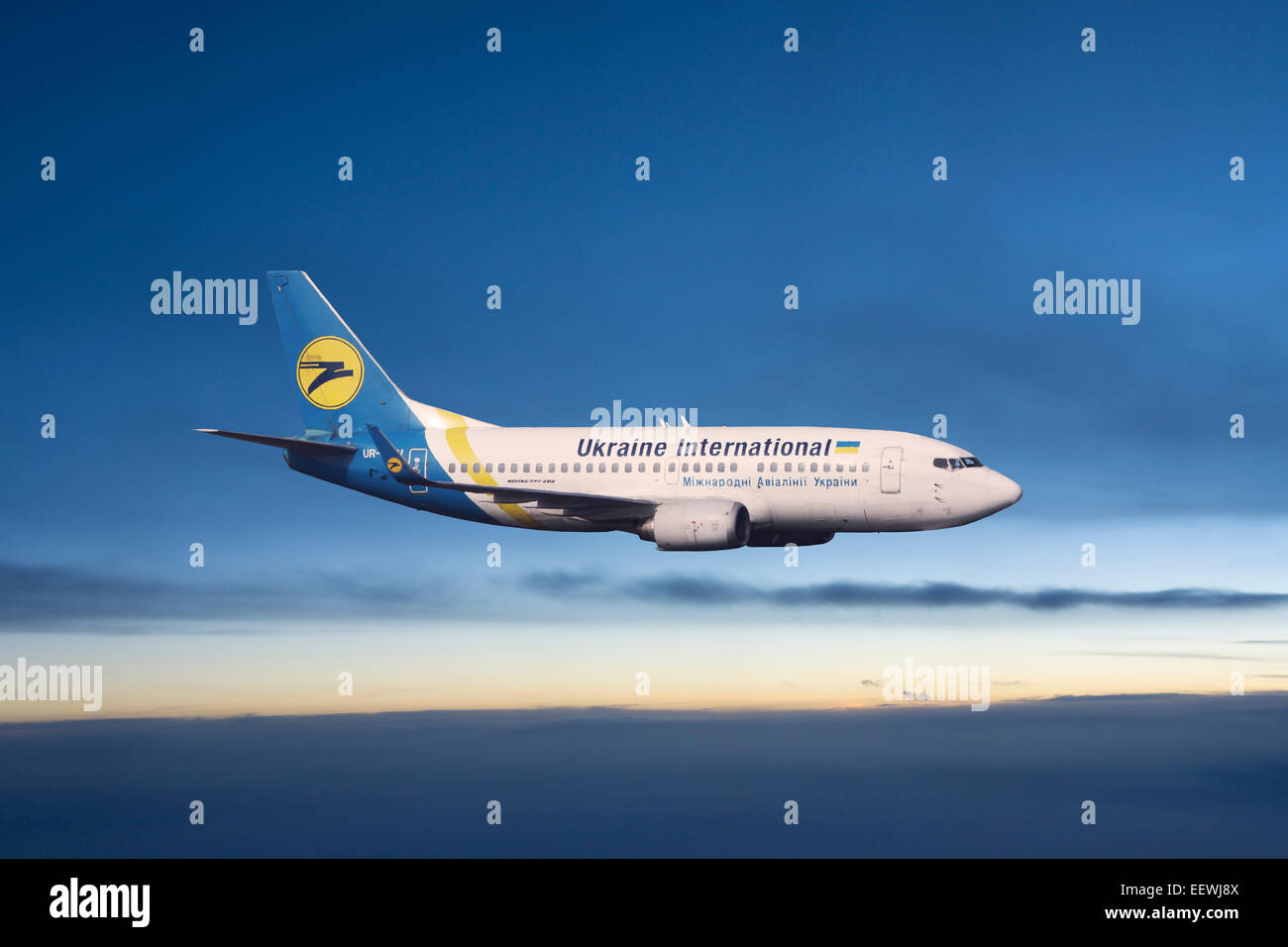 Ukraine International Airlines, Boeing 737-500 en vuelo por la noche Foto de stock