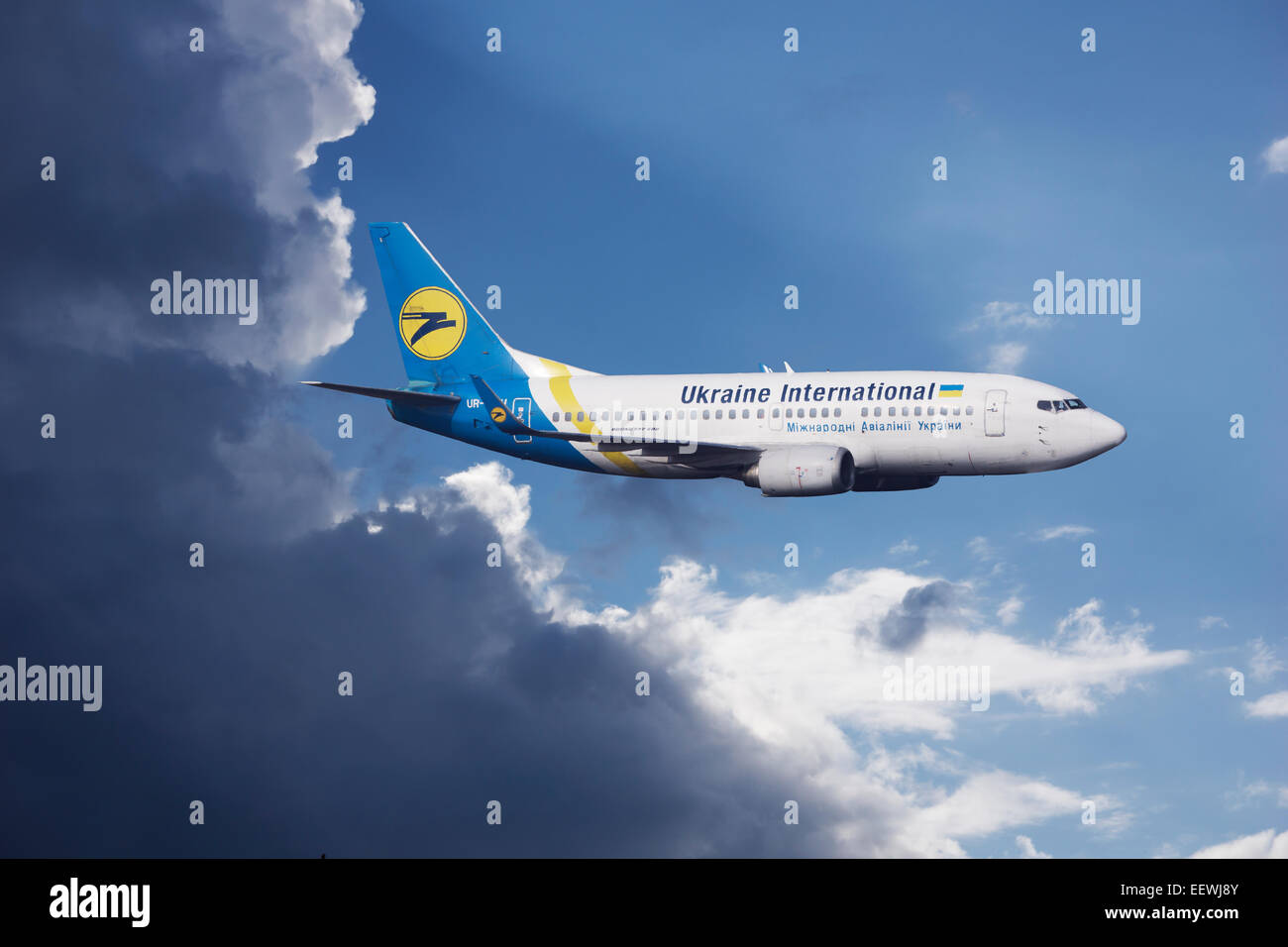 Ukraine International Airlines, Boeing 737-500 en vuelo durante una tormenta eléctrica Foto de stock