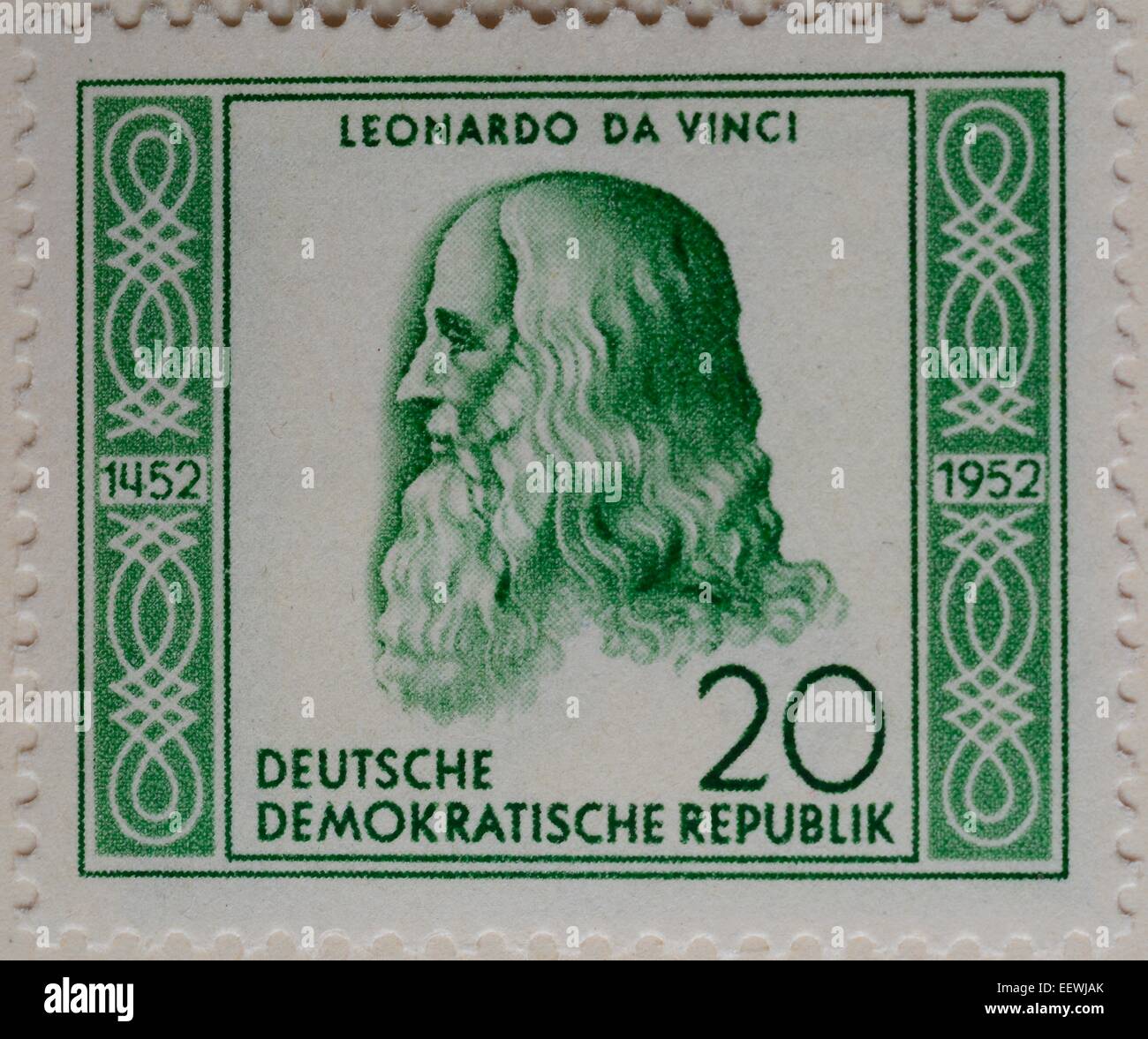 Leonardo da Vinci, artista e intelectual del renacimiento italiano, retrato de un sello alemán, RDA, 1952 Foto de stock