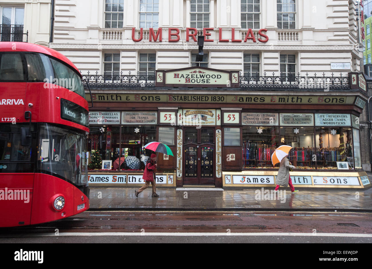 James Smith and Sons, New Oxford Street-Victorian escaparates vendiendo sombrillas y damas y Gentlemens bastones y palos. Foto de stock