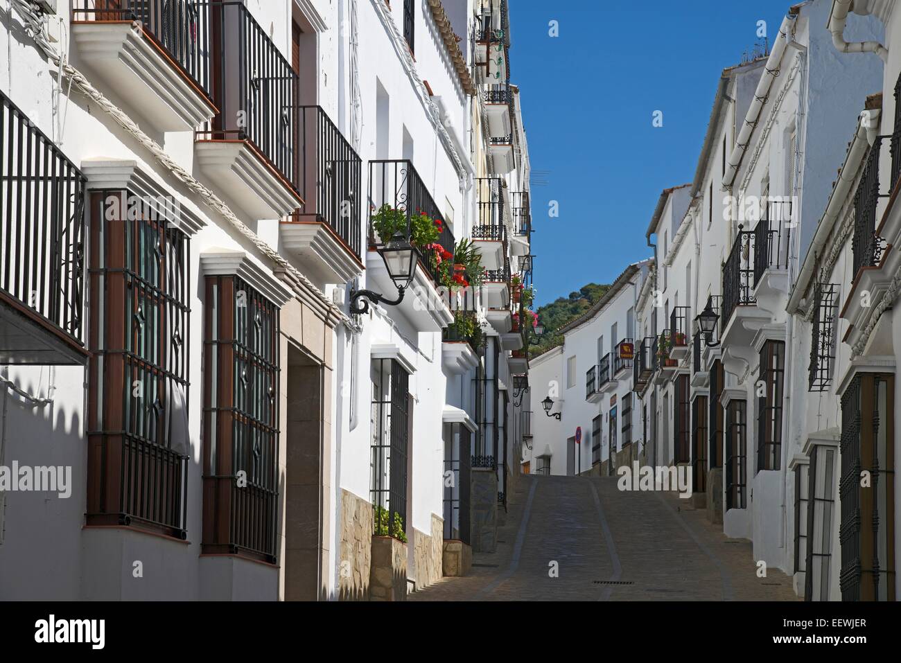 Alley, Zahara de la Sierra, los pueblos blancos, Andalucía, España Foto de stock