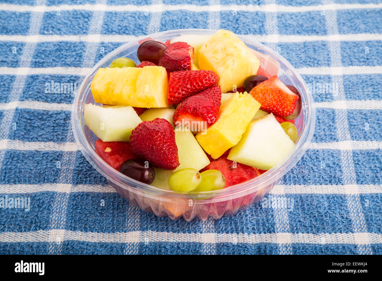 Un plato de frutas frescas cortadas con conjunto de bayas y uvas en toalla  azul Fotografía de stock - Alamy