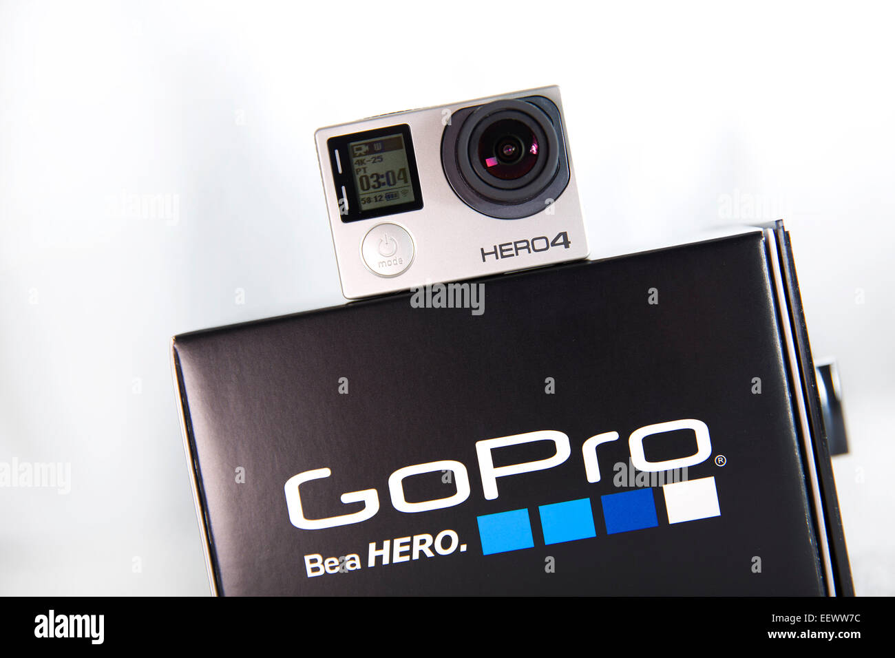 Una GoPro Hero 4 Black Edition está representada en un estudio sobre un  fondo blanco Fotografía de stock - Alamy