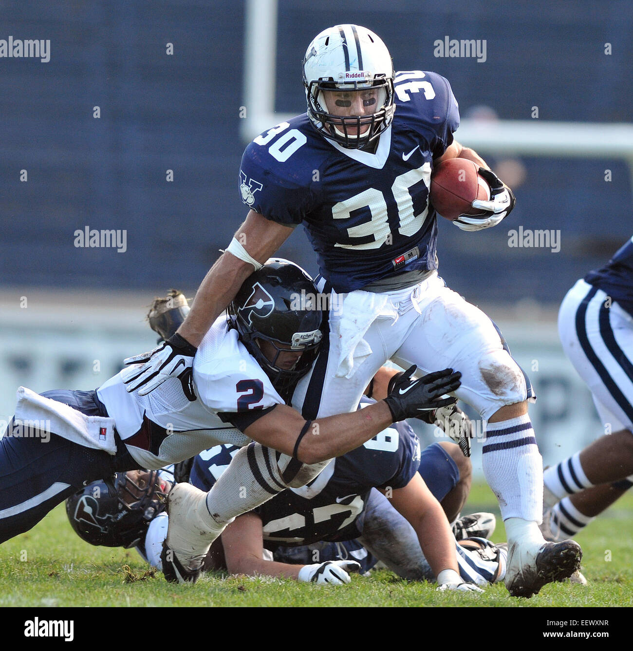 New Haven CT USA-- Conducción para más yardas Yale Vs Penn la acción del juego. 10/20/2012 Foto de stock