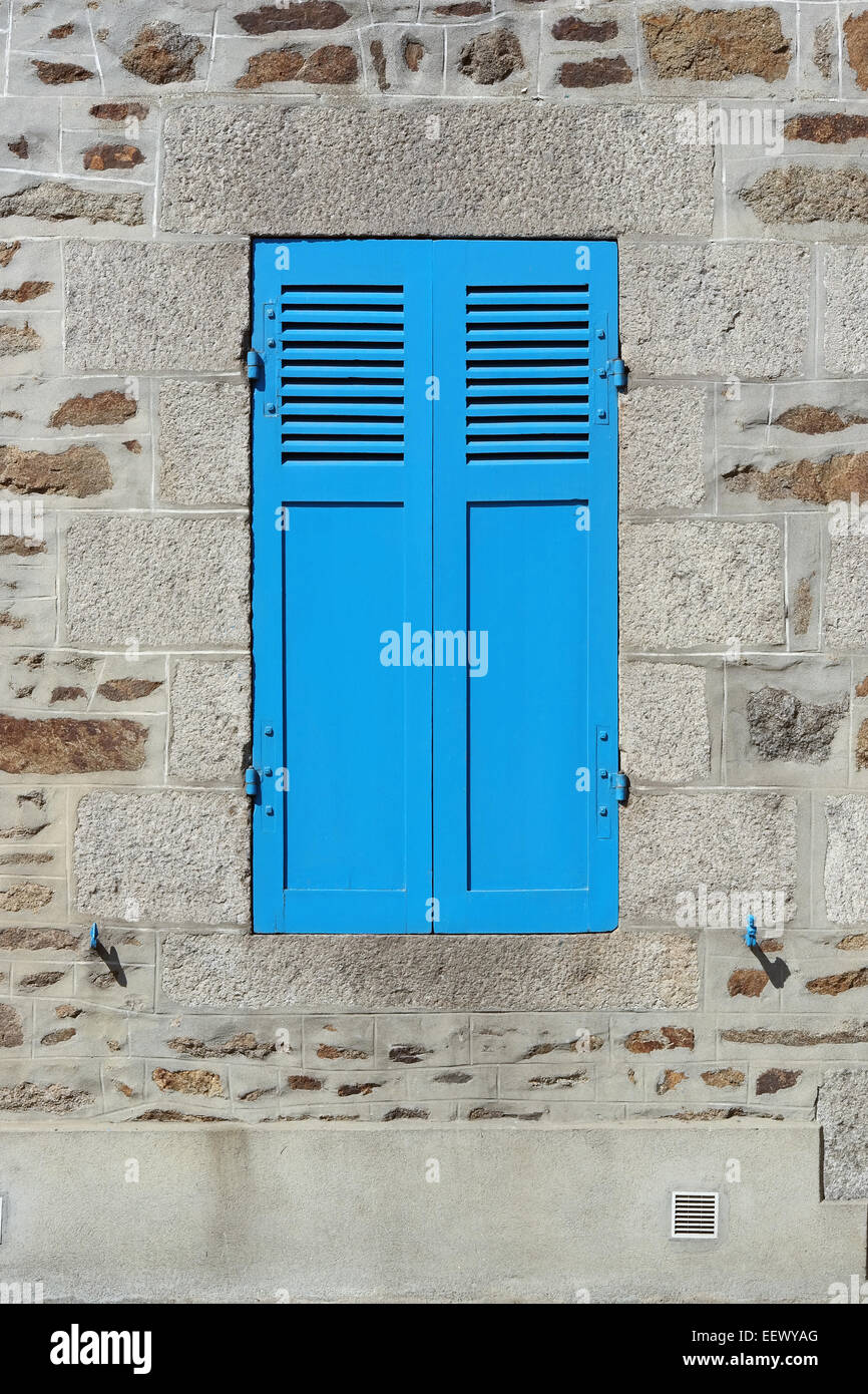 La ventana cerrada con contraventanas azules detalle de una casa en Bretaña, Francia Foto de stock