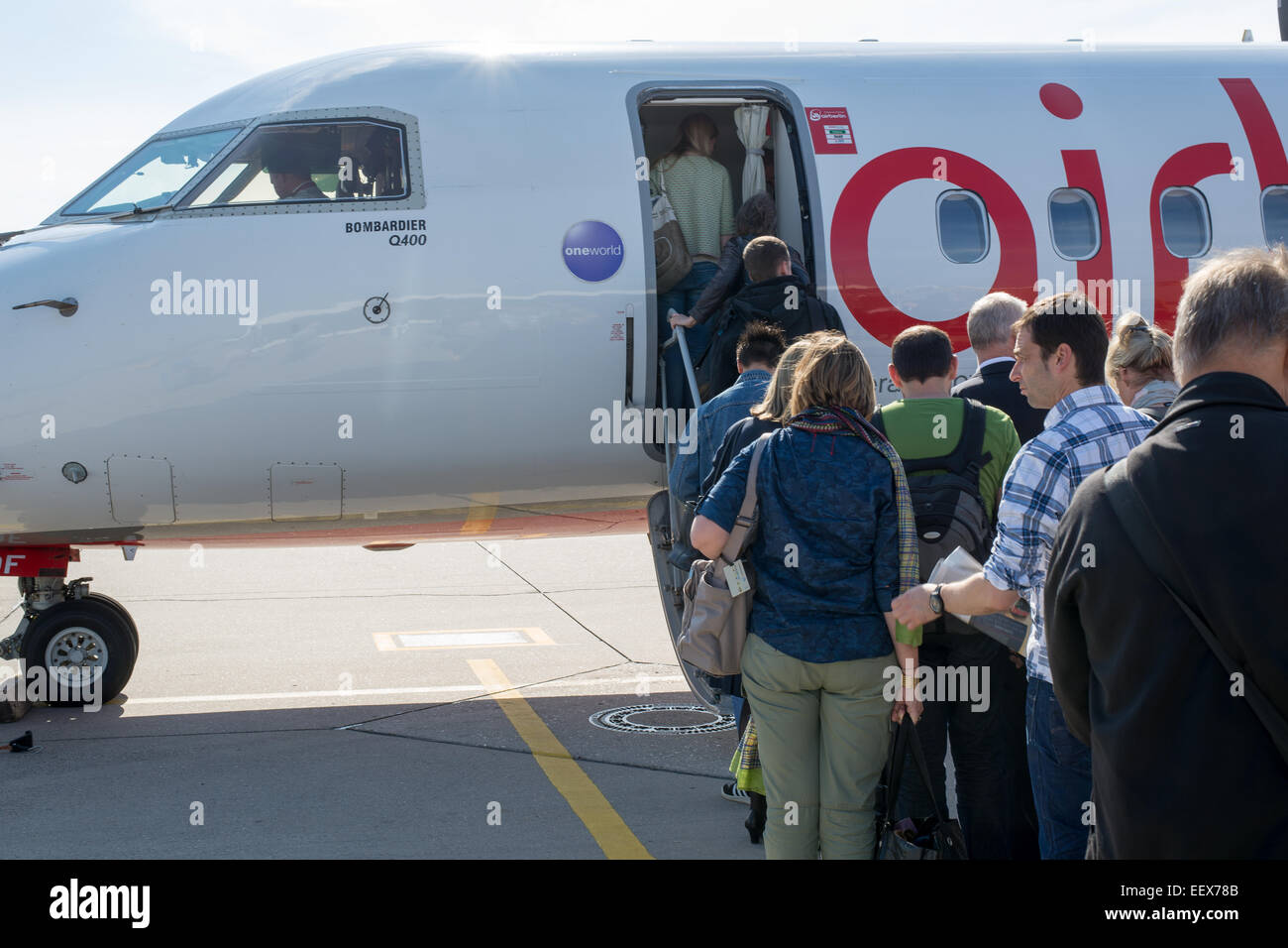 La gente que entra un avión Bombardier operados por Air Berlin desde el suelo Foto de stock