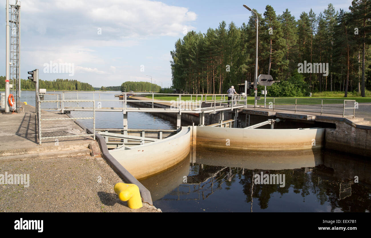 Compuertas de canal , Konnuksen kanava Finlandia Foto de stock