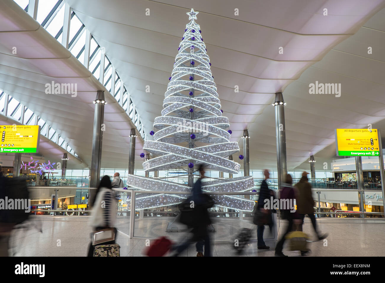 La Terminal de Queens, Heathrow Terminal 2, decorado para la Navidad con los pasajeros que viajan por vacaciones. Foto de stock