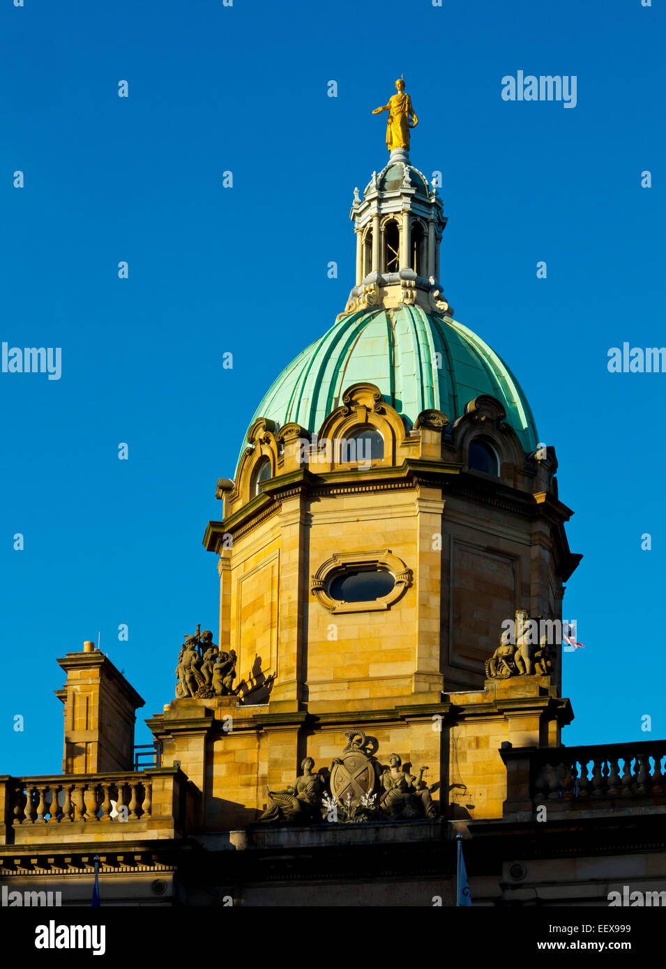 Estatua de oro de la Fama en la parte superior de la cúpula principal del Royal Bank of Scotland oficina central en el centro de la ciudad de Edimburgo Scotland Reino Unido Foto de stock