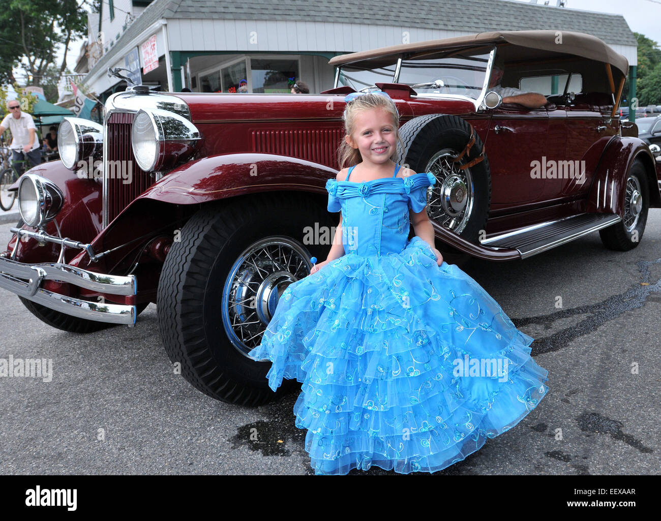 Mia Simoncini, 7, de Clinton, posa para una fotografía después de marchar en el desfile en la ciudad de Clinton 350 aniversario festival. Simoncini fue nombrado "Pequeña Miss Bluefish,' para el desfile. Foto de stock