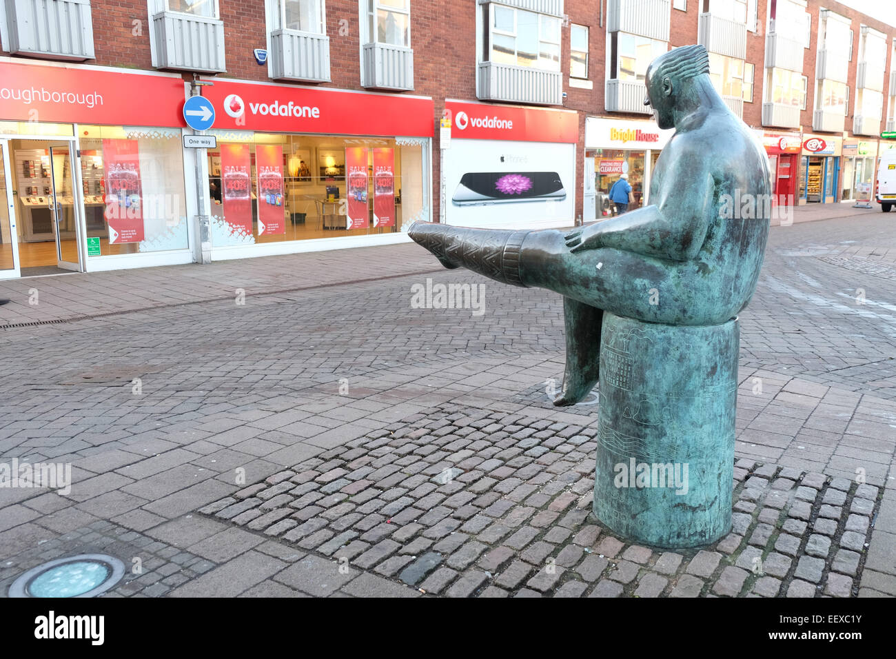 El calcetín al hombre una estatua en el centro de la ciudad de Loughborough. Foto de stock