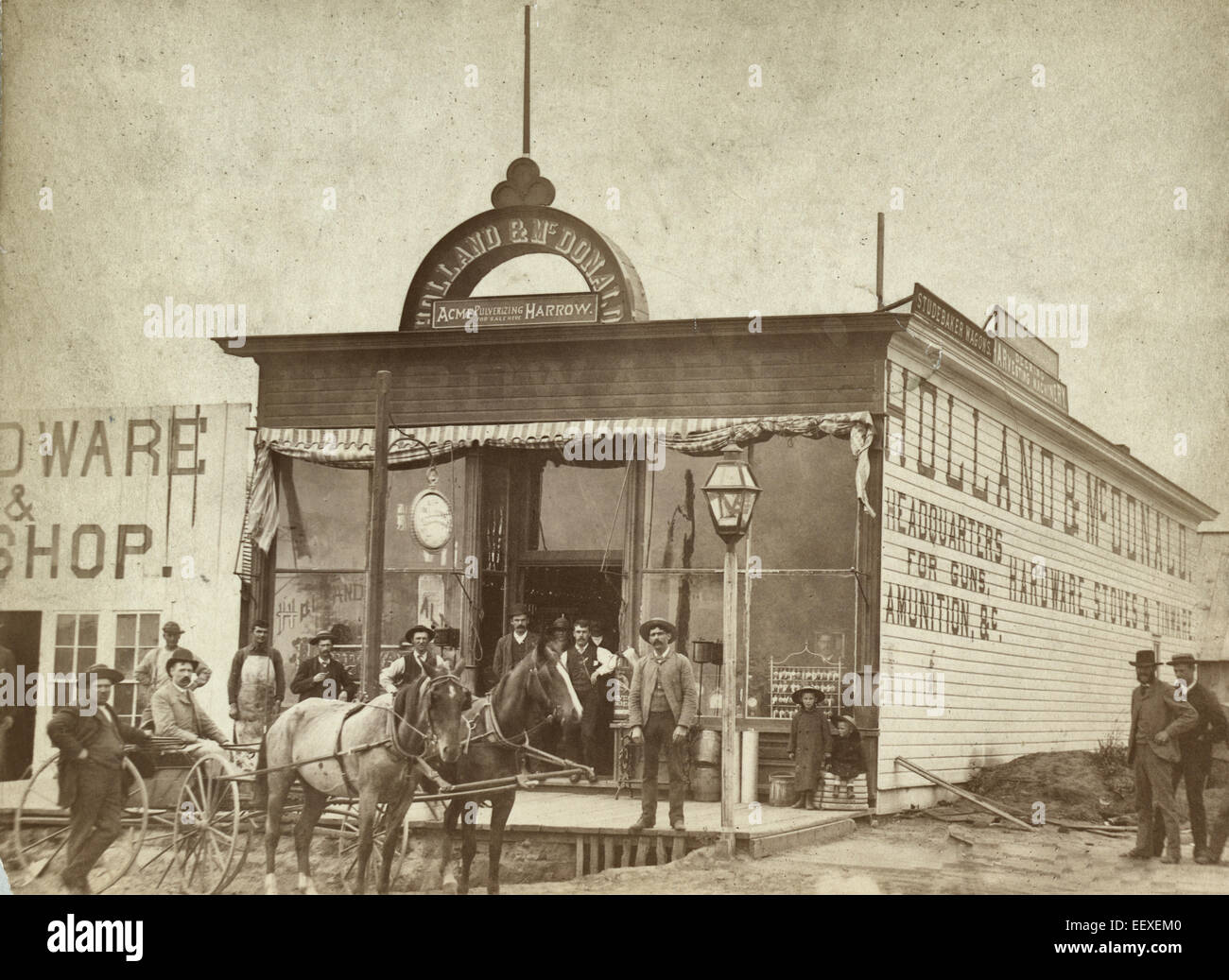 Grupo planteaban delante de la Holland & McDonald ferretería, Broken Bow, Nebraska, circa 1886 Foto de stock