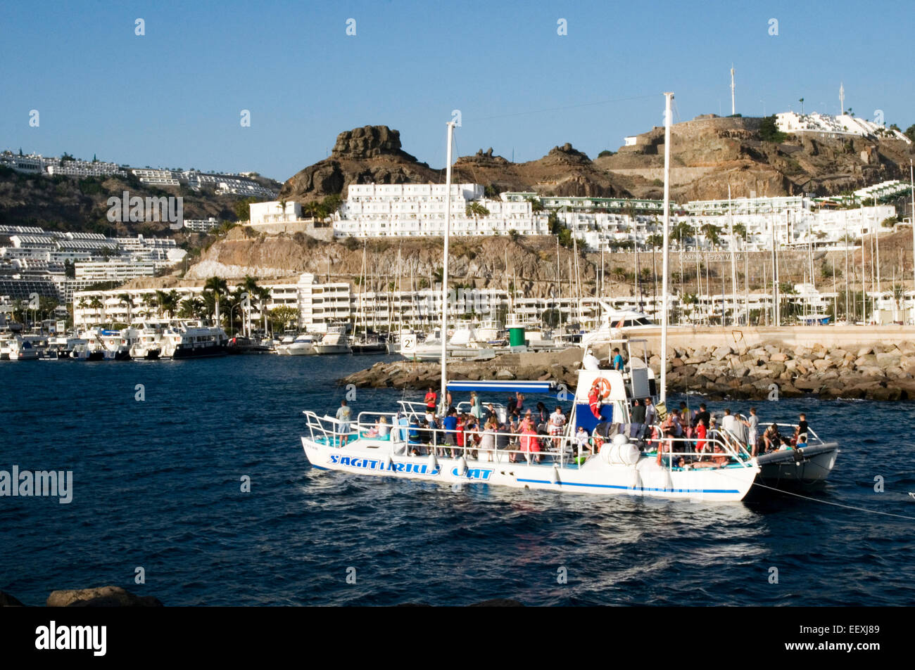 Puerto Rico Gran Canaria turistas turístico barco barcos de excursión puerto  velero turismo turismo viajes viaje Fotografía de stock - Alamy