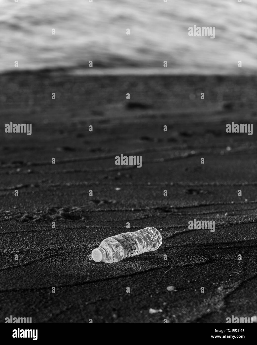 Botella de agua de plástico vacío tumbado en la playa en Camiguin, Filipinas Foto de stock