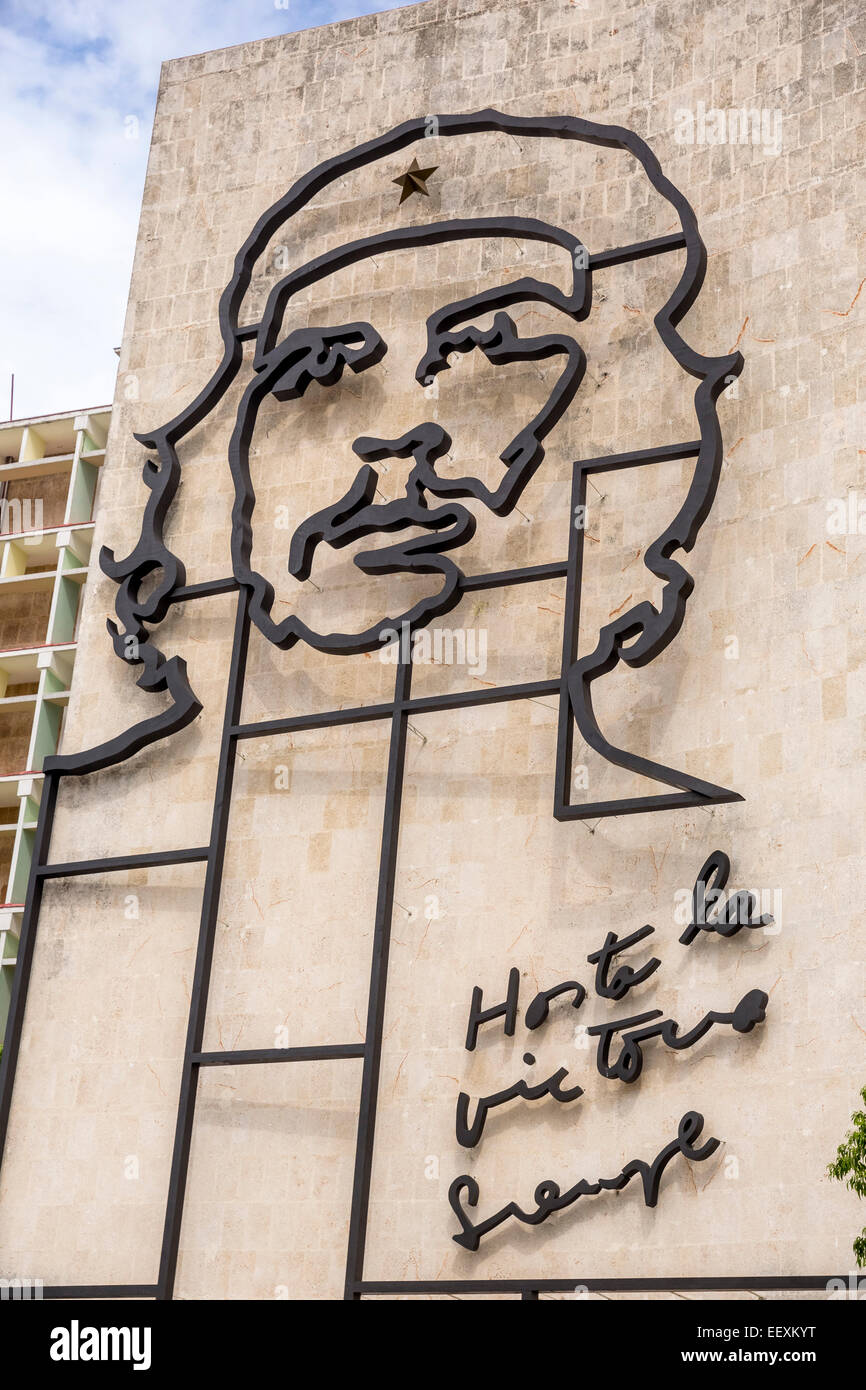 Ernesto Che Guevara como una instalación de arte y propaganda de obra de arte en una pared de la casa en la Plaza de la Revolución, la casa de la pared Foto de stock