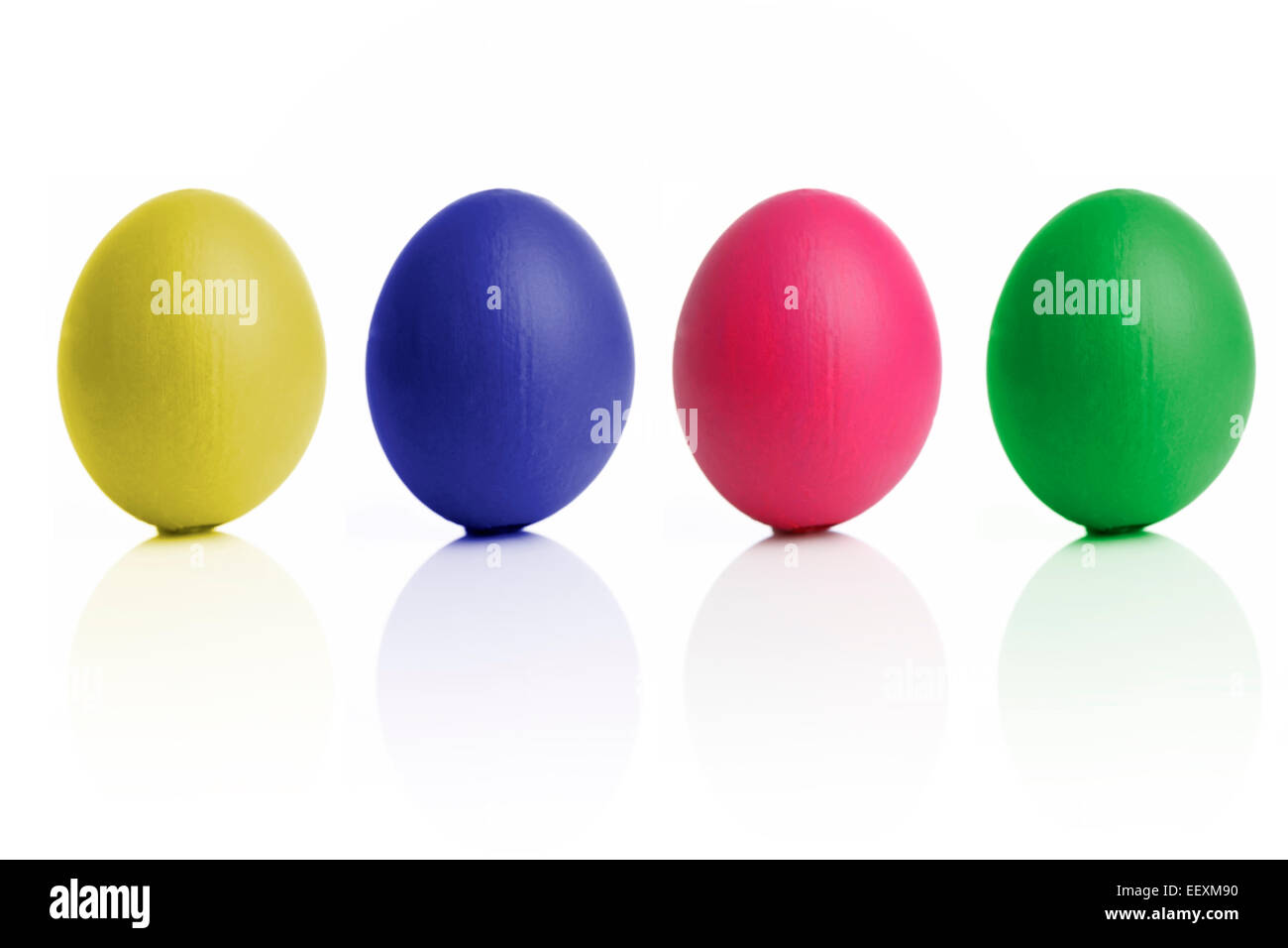 Huevos de Pascua de color delante de un fondo blanco. Foto de stock