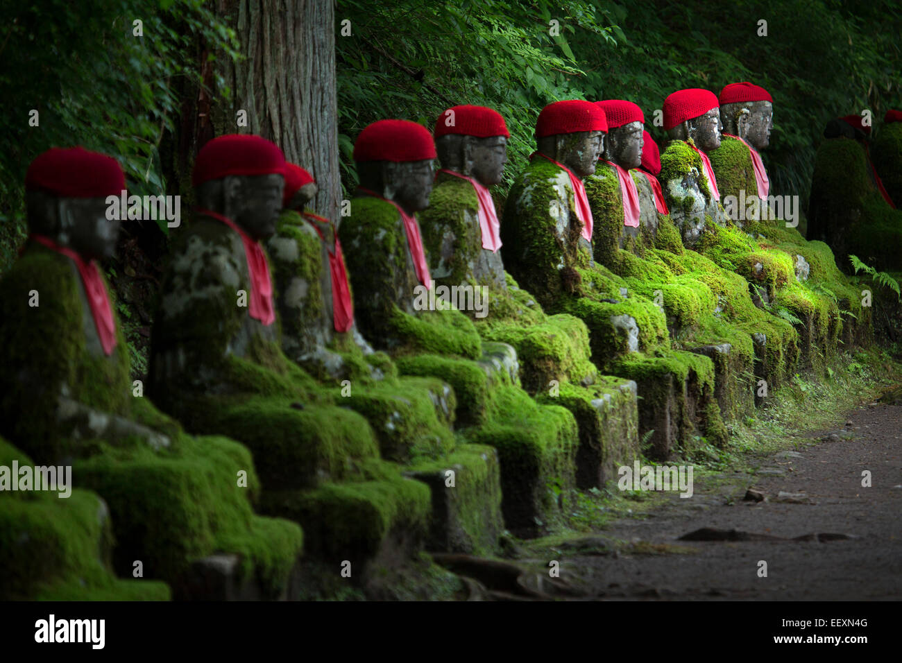 Una fila de estatuas religiosas en Japón Foto de stock