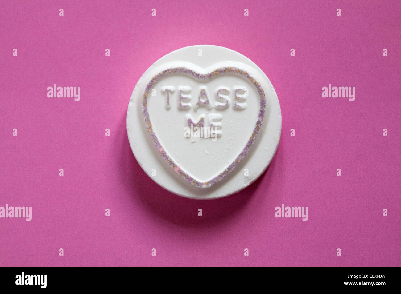 Amor gigante Matlow Swizzels corazones - dulce individual con burla de mí aislado sobre fondo de color rosa - Mensaje del Día de San Valentín Foto de stock