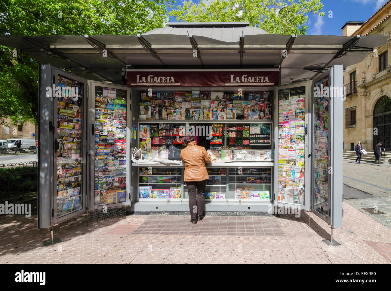 Spain kiosk newspaper fotografías e imágenes de alta resolución - Alamy