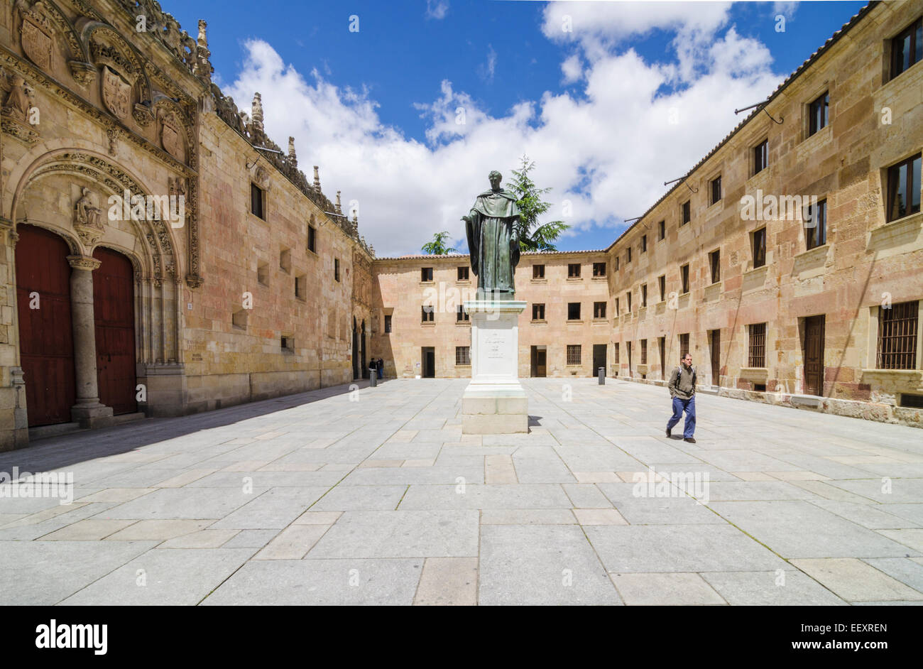 Estatua de Fray Luis de León en los terrenos de los antiguos edificios de la Universidad de Salamanca, Salamanca, Castilla y León, España Foto de stock