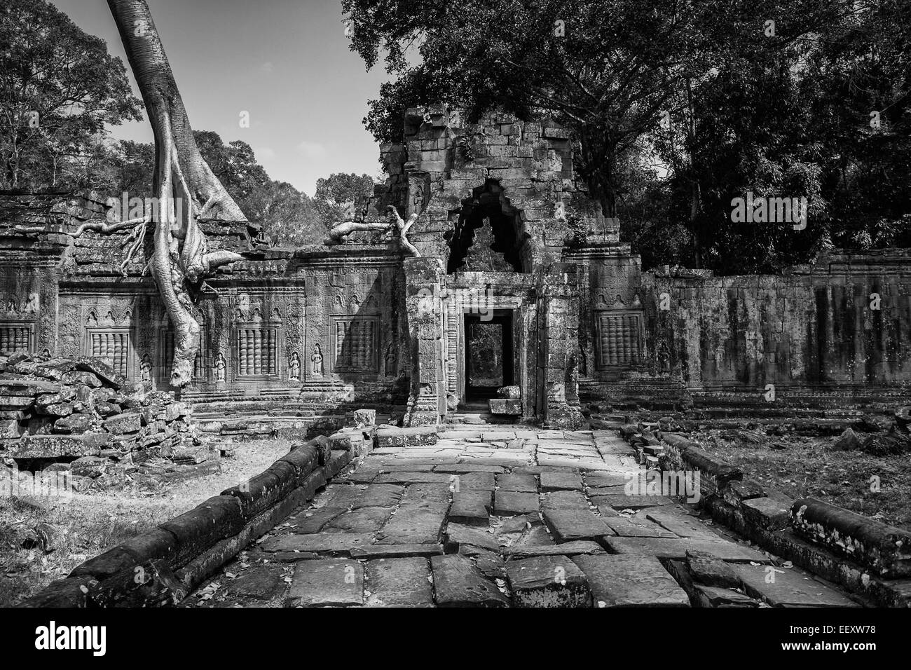 Vista en blanco y negro de Pra Khan umbral en Angkor Wat, Camboya Foto de stock