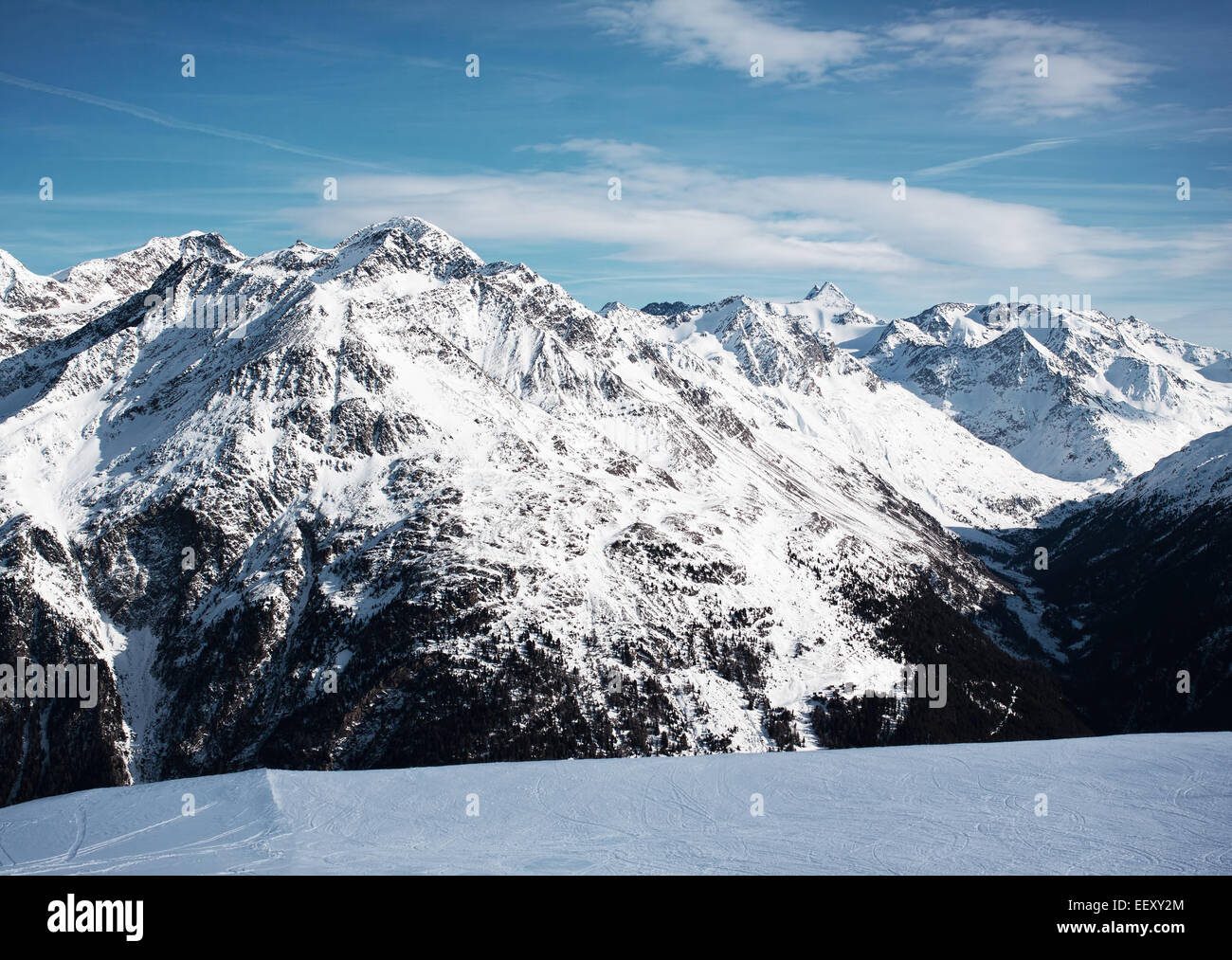 Montañas alpinas cubiertas de nieve en invierno. Foto de stock