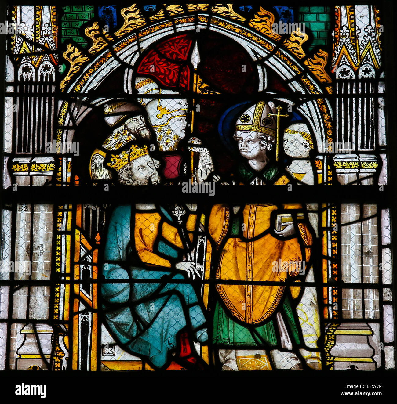 Vidriera representando a un rey y un obispo en la Catedral de Rouen, Francia. Foto de stock